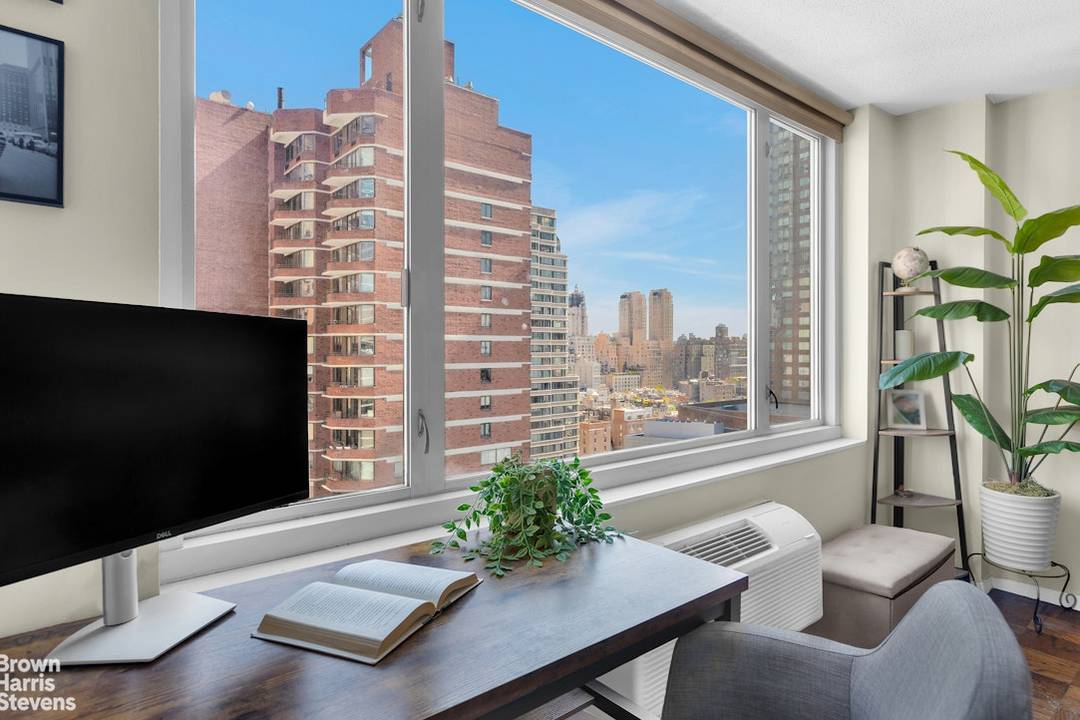 You found it ! In the Heart of desirable Lincoln Square, this bright, very High Floor, Move in Ready one bedroom is primed for your comfort !