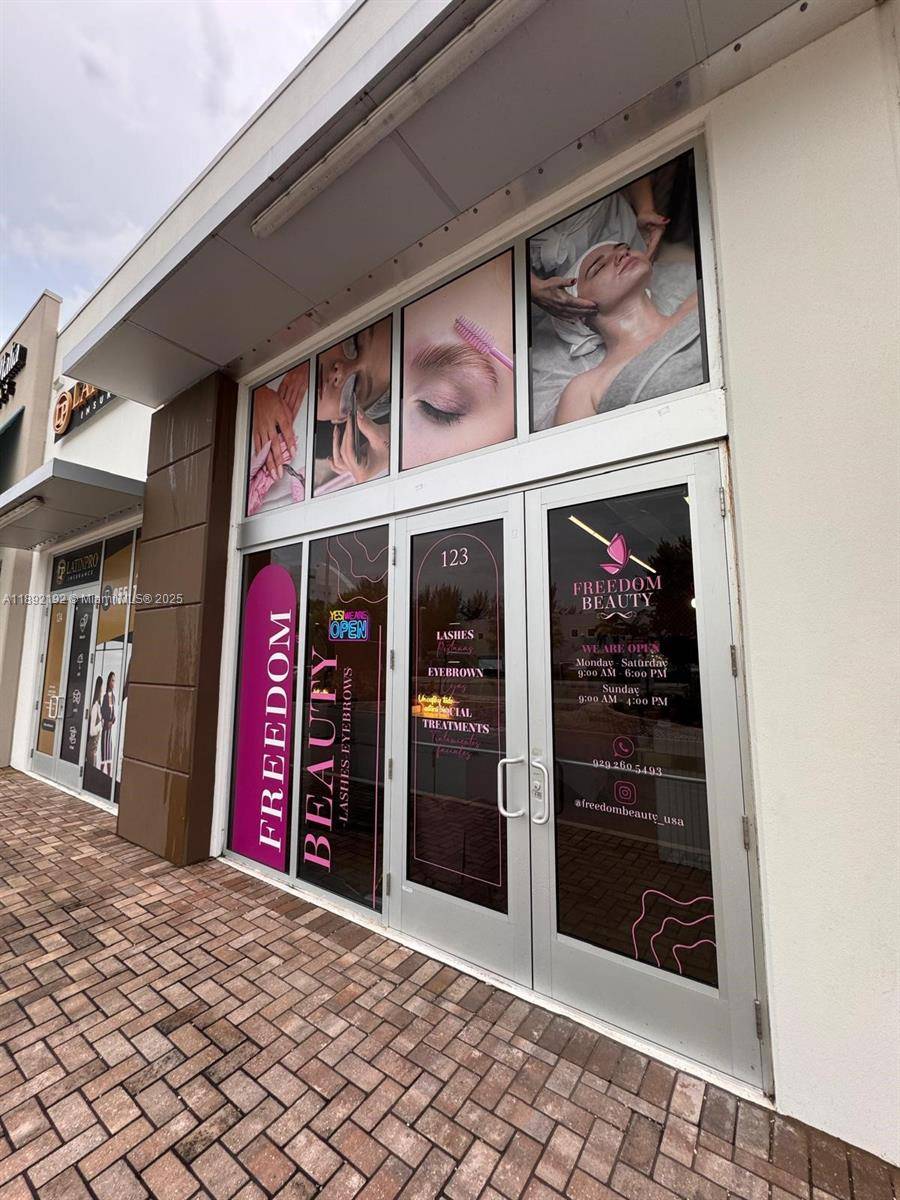 Exceptional retail condo in Doral, fully leased and generating steady income from day one !