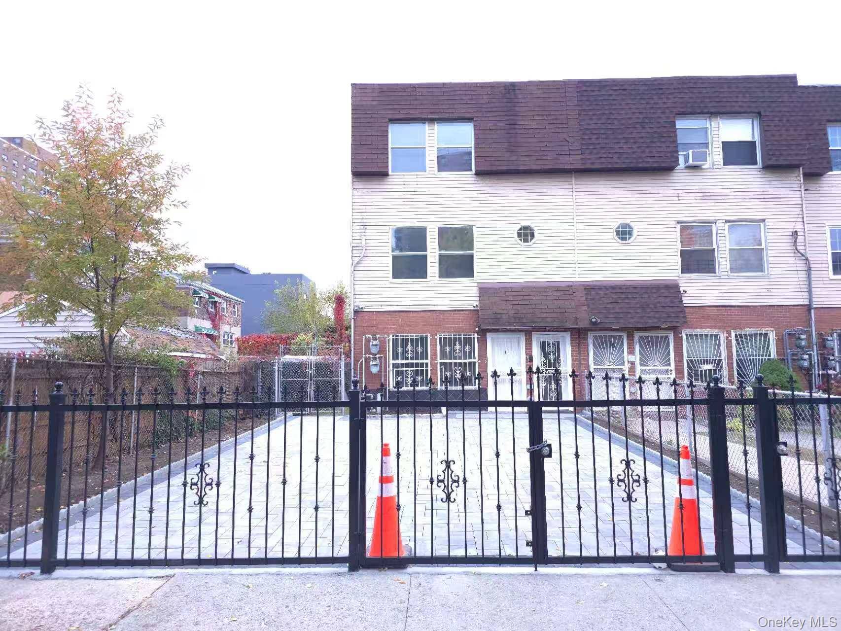 Welcome to 2096 Randall Ave, located in the desirable Castle Hill neighborhood of the Bronx.