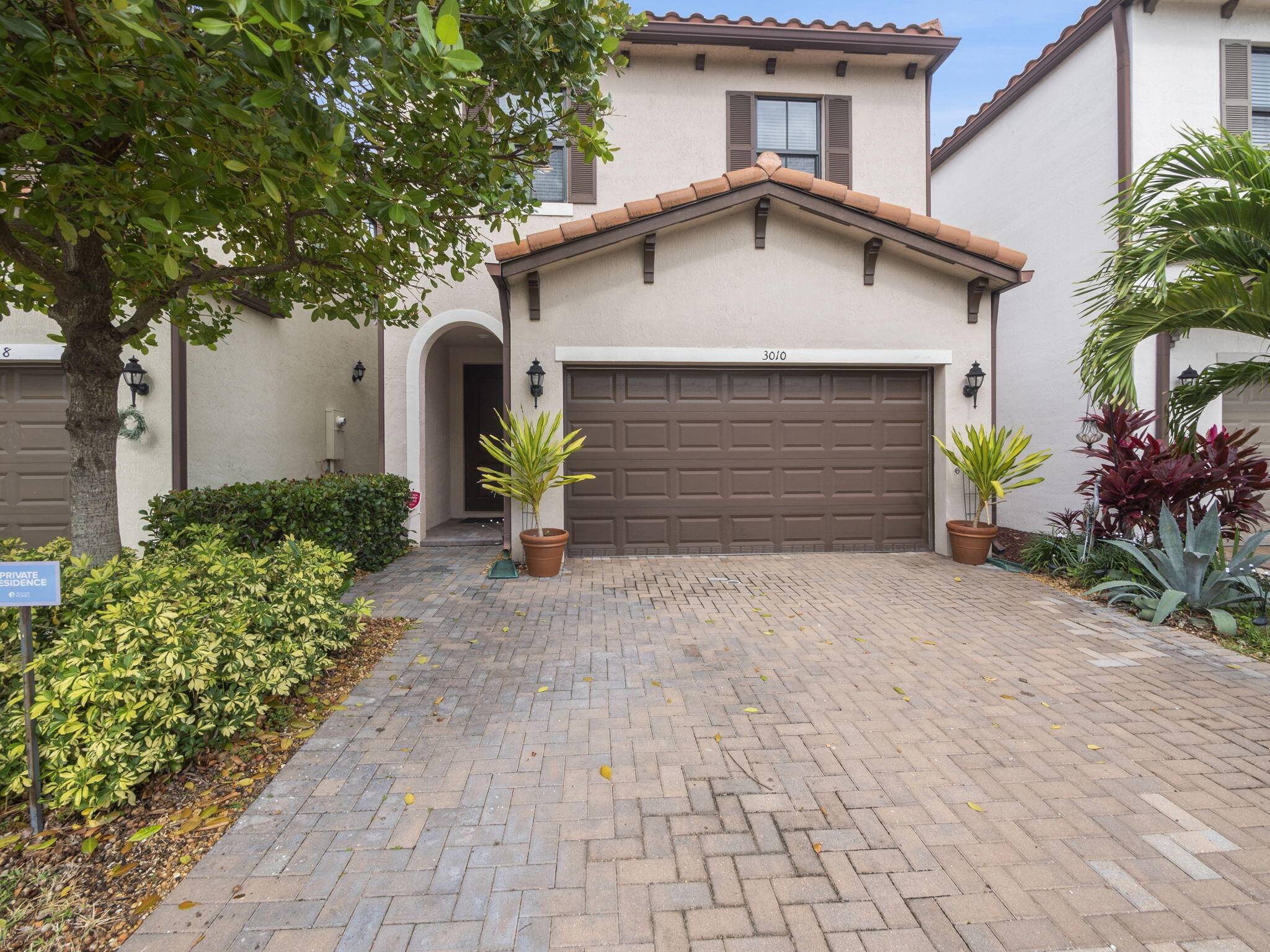 Highly desirable Gated community nestled in a serene cul de sac with no through traffic, this stunning 5 year old built lakeview single family home offers modern and peaceful living.