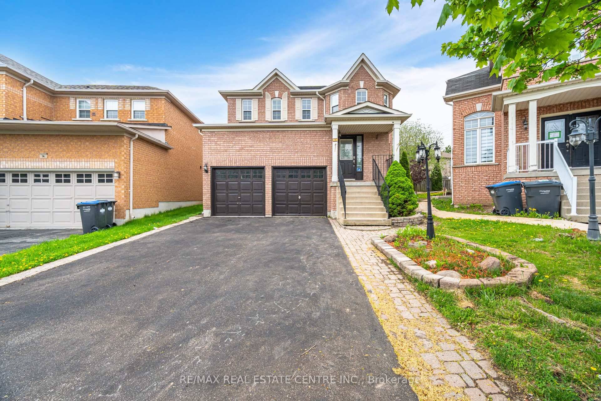 Beautiful Detached Home in highly desirable Fletcher's Meadow neighborhood of Brampton !