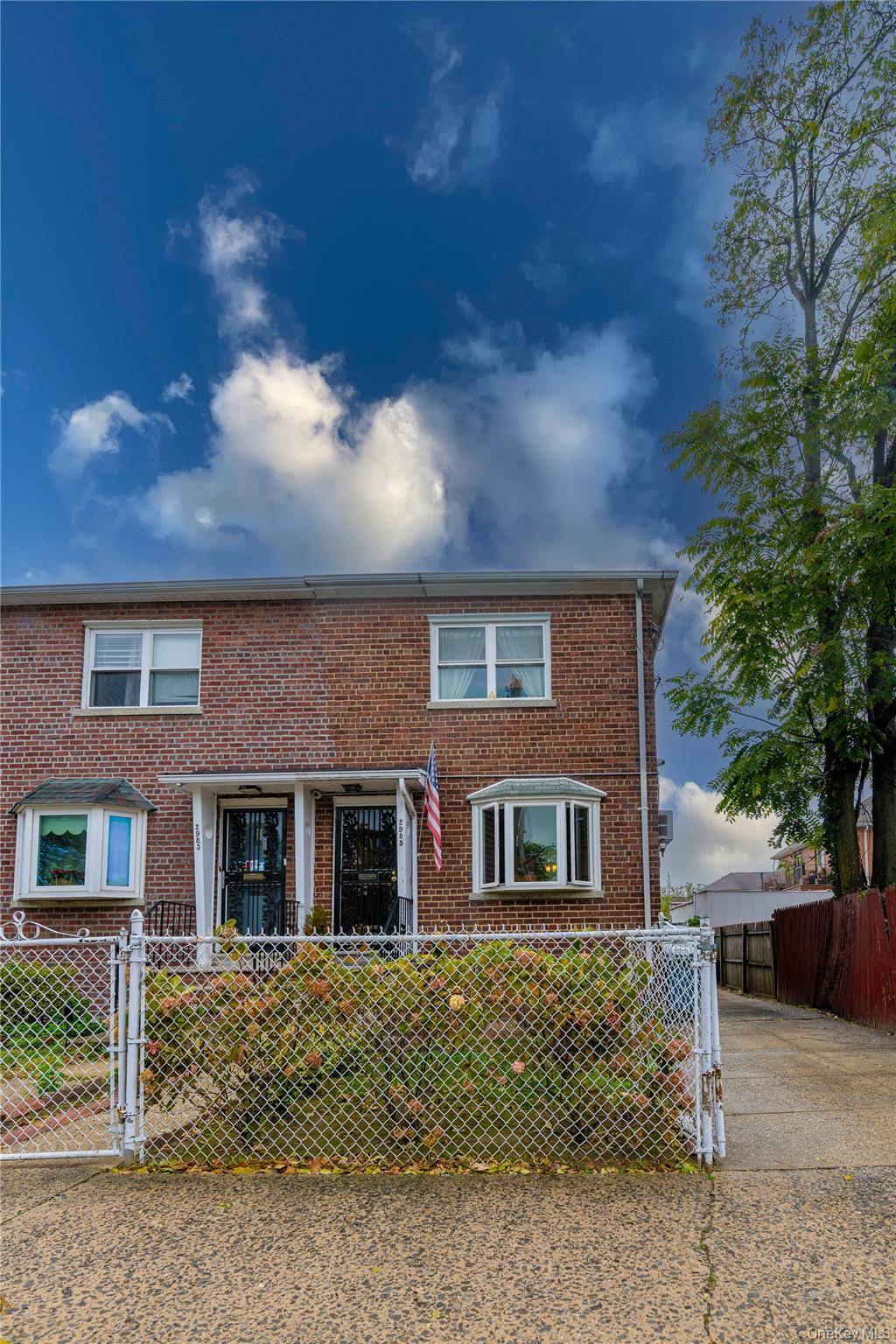 Welcome to this charming single family home in the highly desirable Laconia neighborhood !