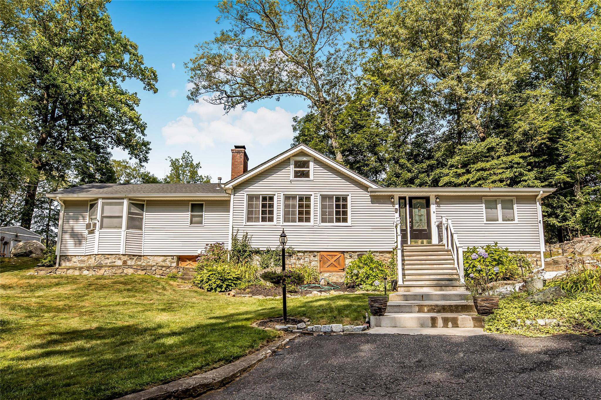 Peaceful Retreat Near Lake Oscawana !