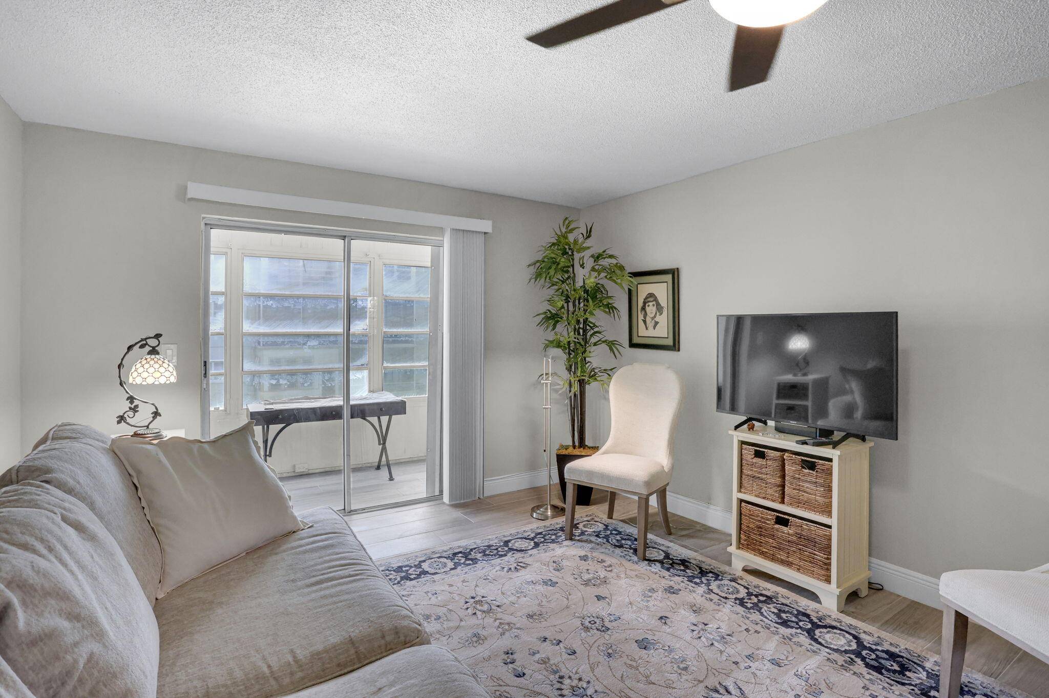 This beautifully remodeled one bedroom one bathroom condo in the highly desired city of Plantation, is only 10 minutes to Fort Lauderdale Beach and is conveniently located near both the ...