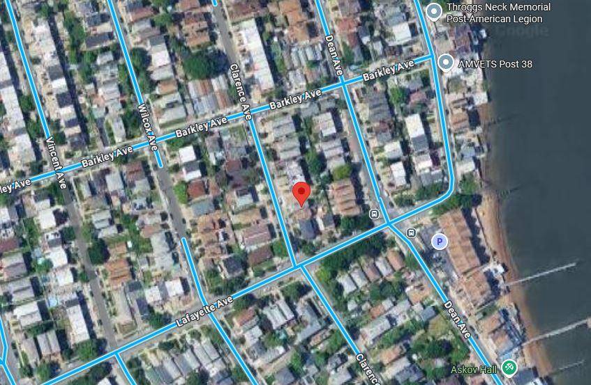Charming, detached Townhome in the sought after Throggs Neck Country Club section.