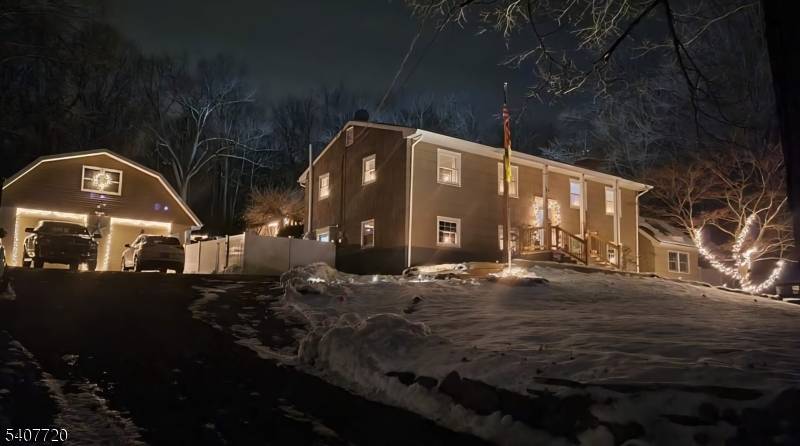 This updated 2500 sq ft bi level is located on a dead end street in a sought after lake community.