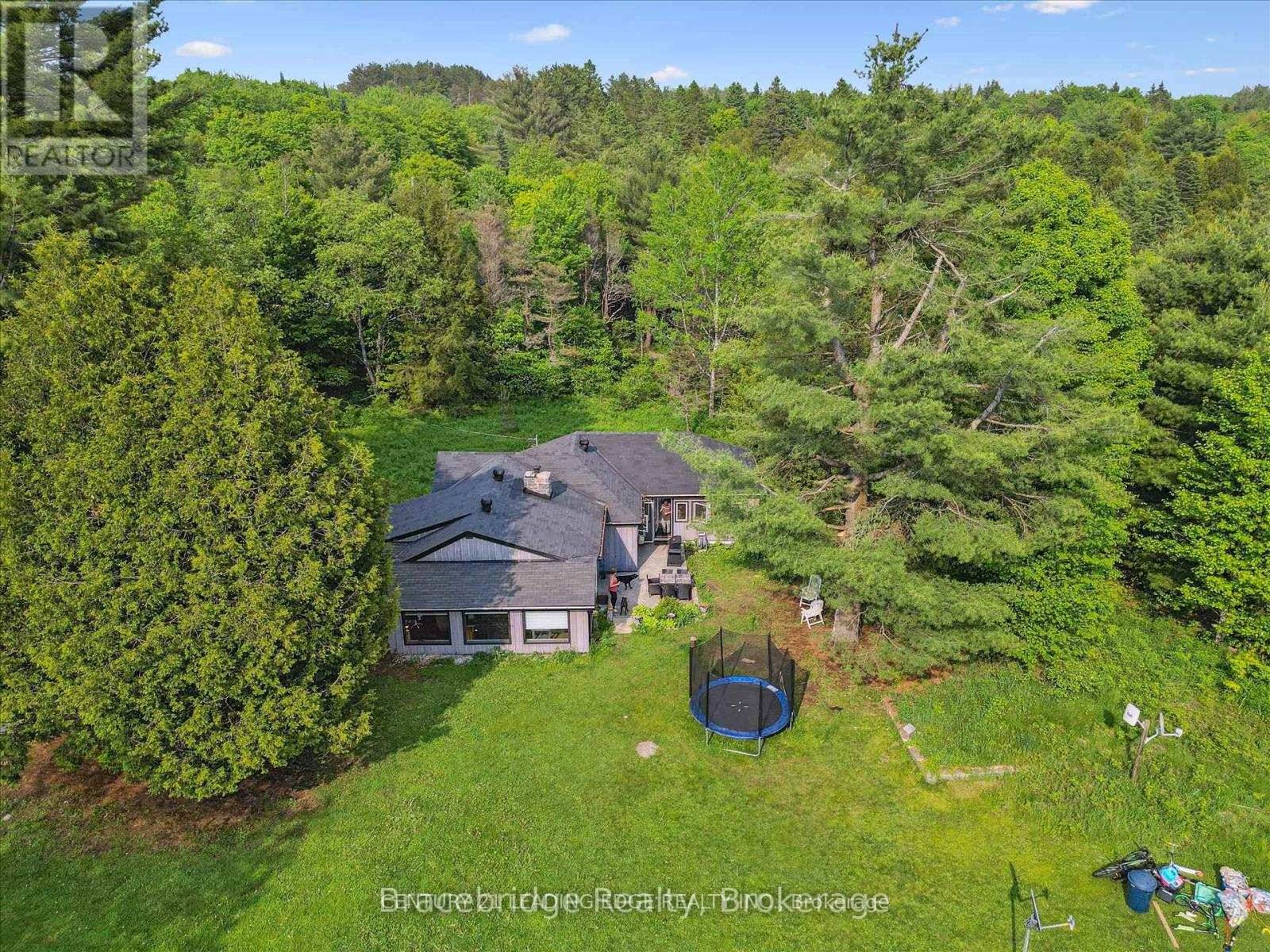Cozy 2 bed 1 large den, which can be used as a 3rd bedroom or large office, house for rent.