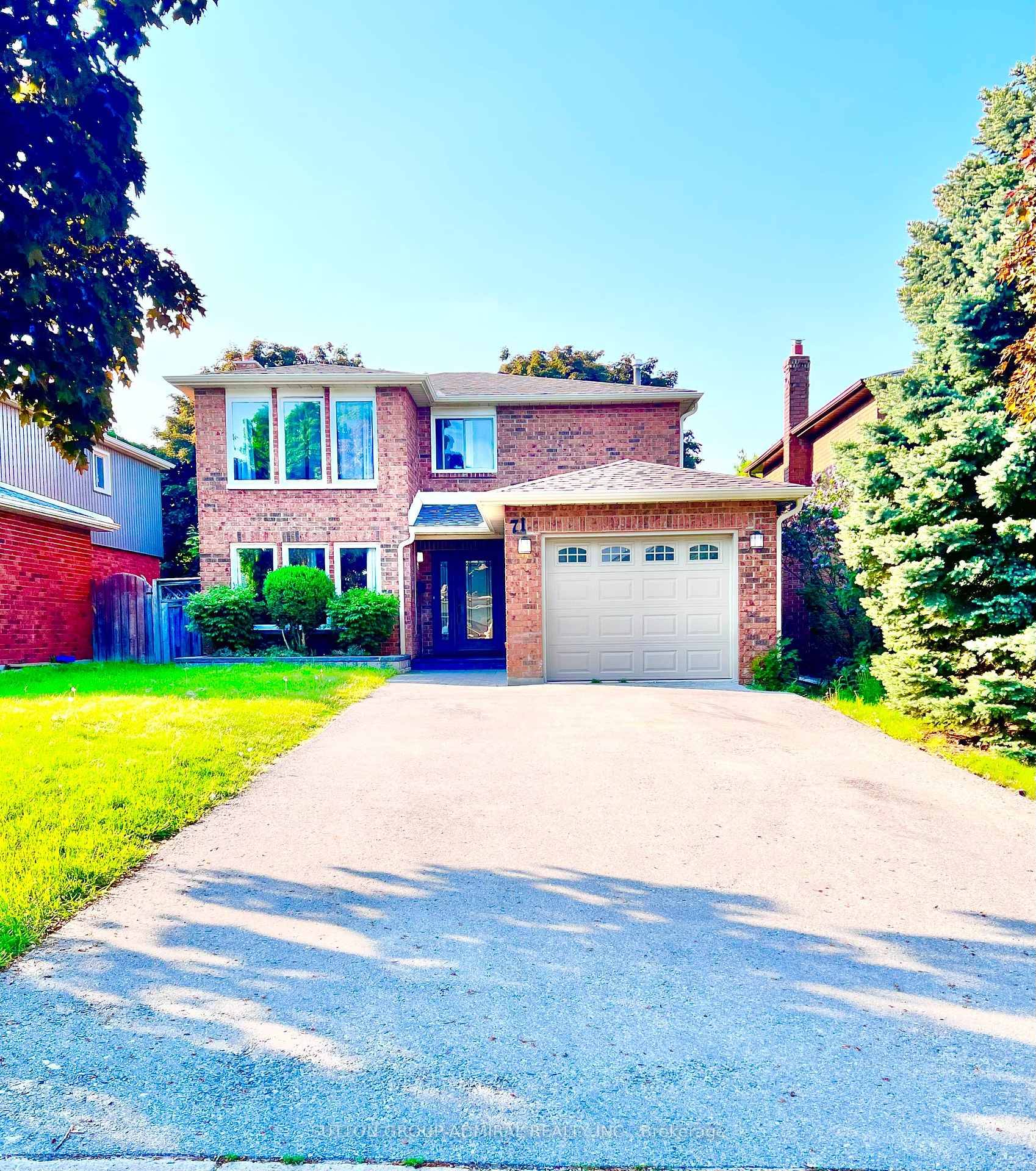 Beautiful, Bright And Very Spacious 3 Bedrooms Home In Prime Location Of Barrie !