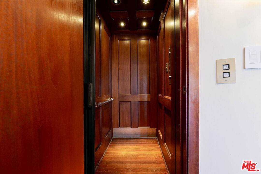8835   Evanview Dr 6BR Sunset Strip La