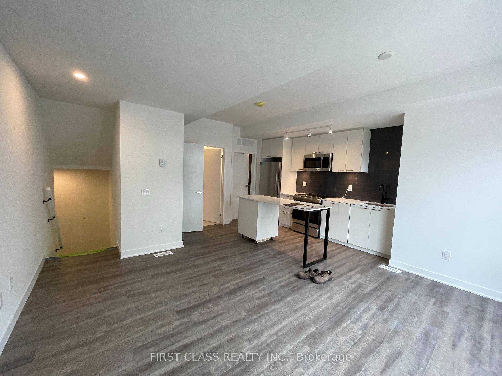 This spacious 3 bed, 2 bath urban townhome at Reunion Crossing is an incredible place to call home.