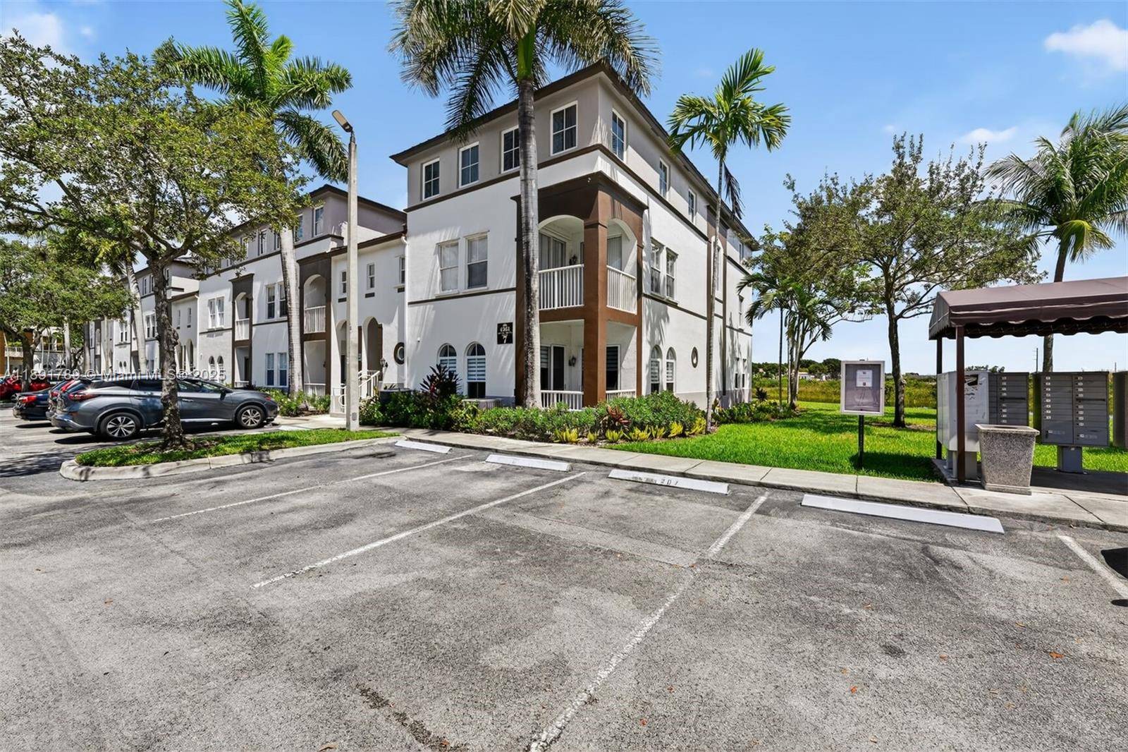Stylish 2 Story Townhouse in Prime Miramar Location !
