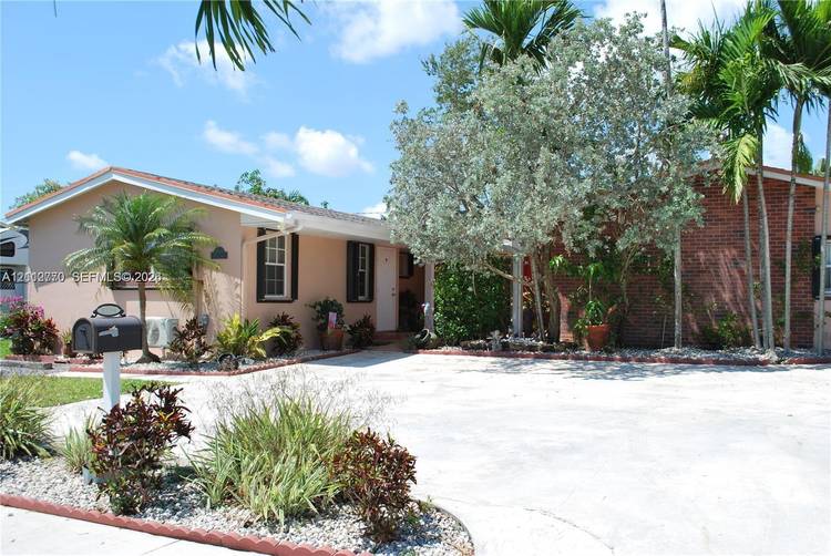 Check out this 4 2 main house.