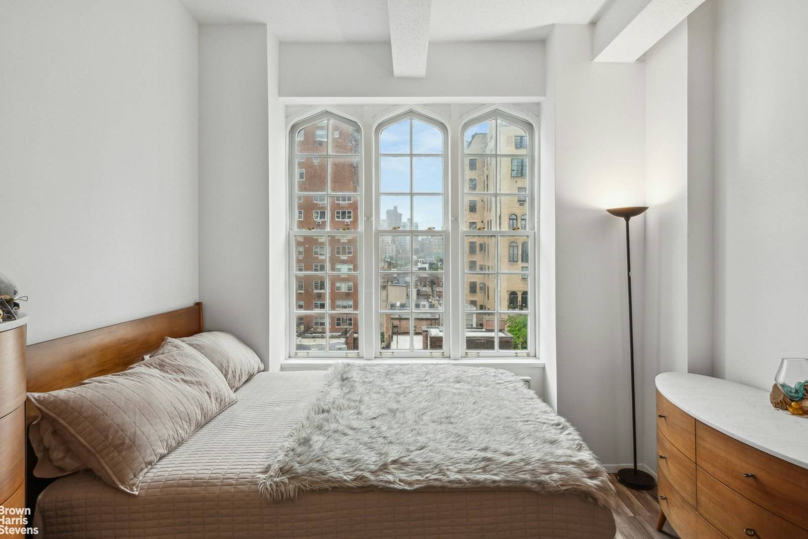 Sunny modern studio located one block from Central Park !