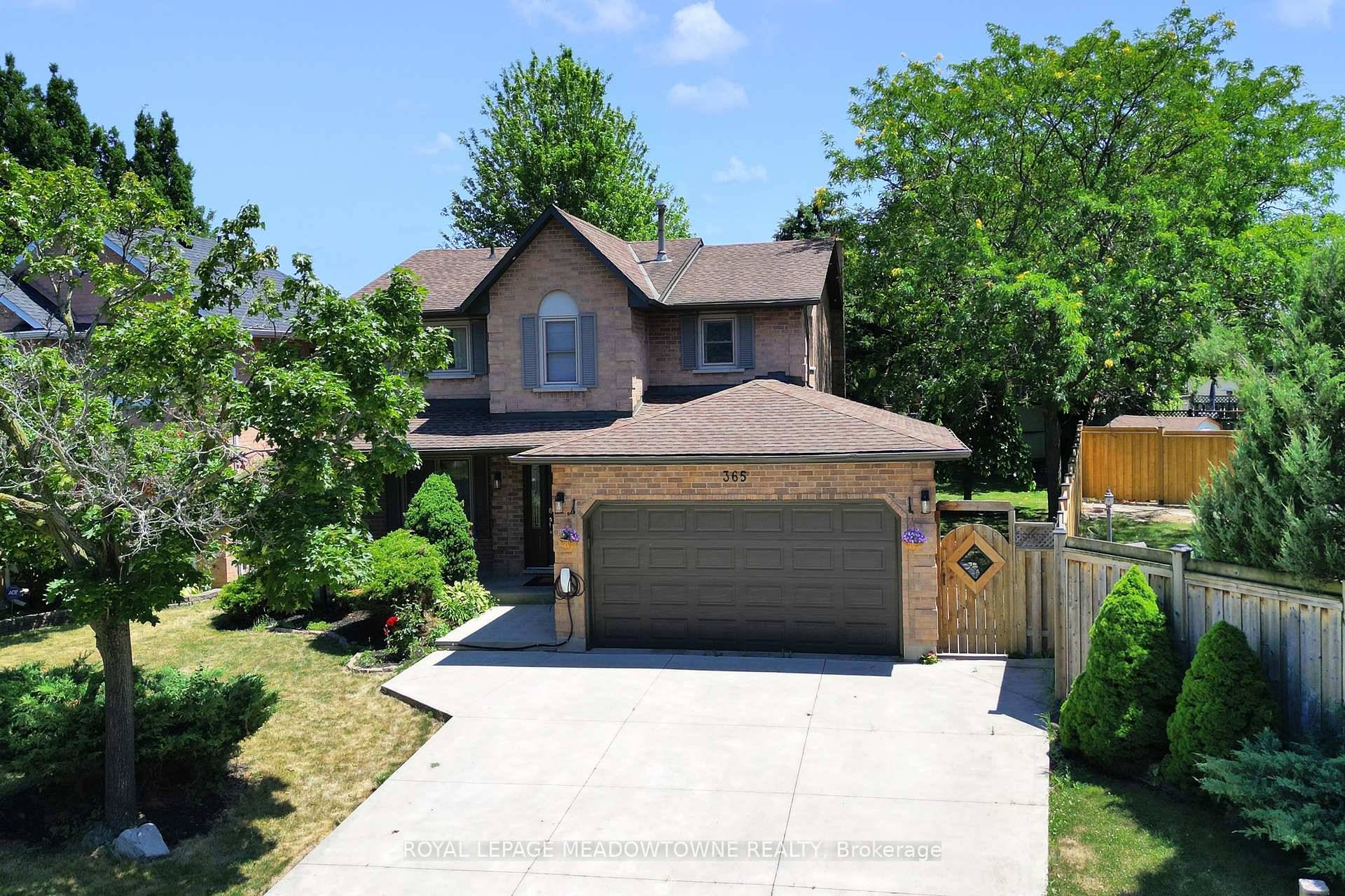 Welcome to Highly Sought After amp ; Family Friendly Stoney Creek Neighbourhood.