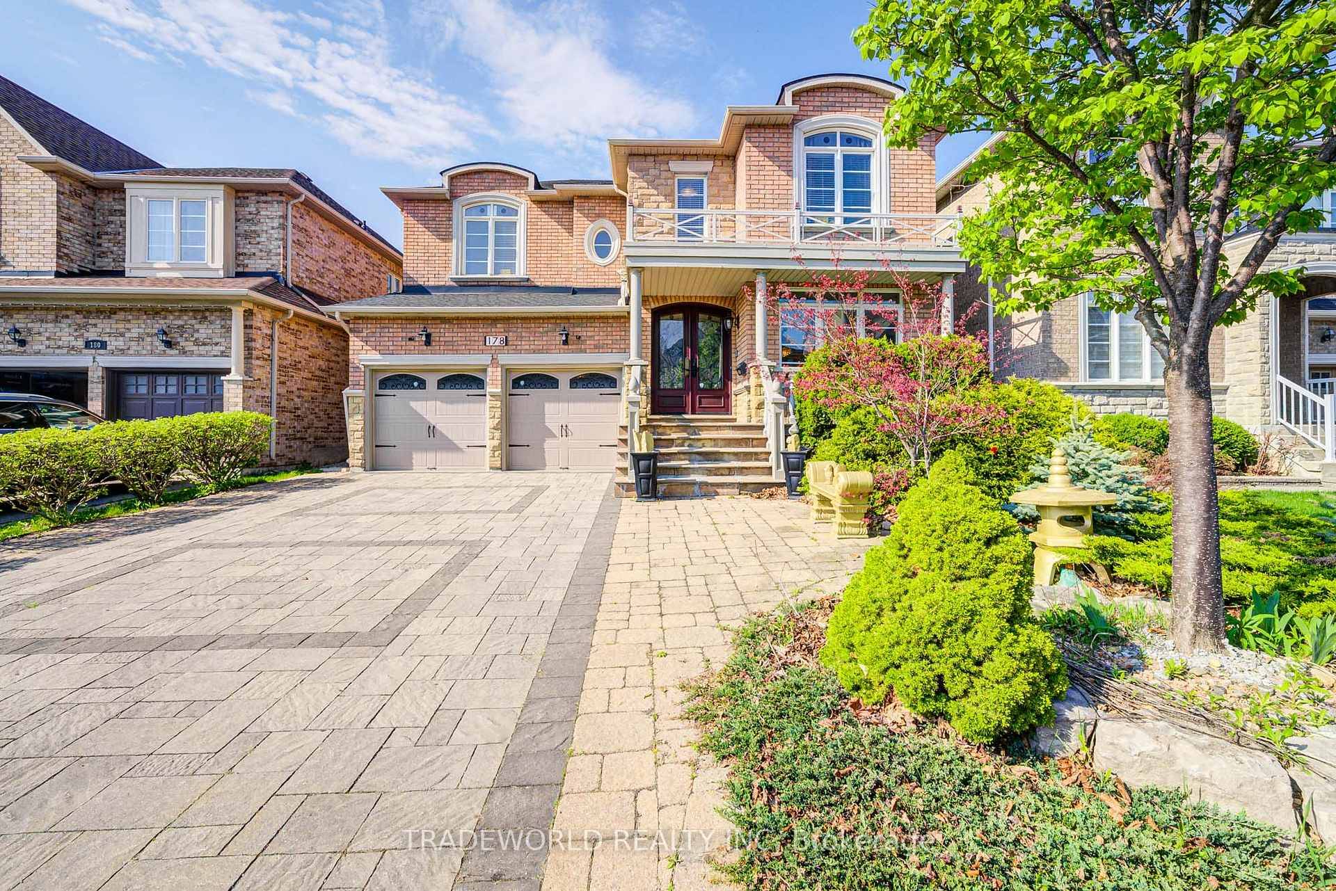 Luxurious, Spacious amp ; Bright Home In The Heart Of Thornhill Woods Over 3, 000 Sq Ft Detached Home Hardwood Floor Thru Out except in all Bedrooms Double Door Entrance ...