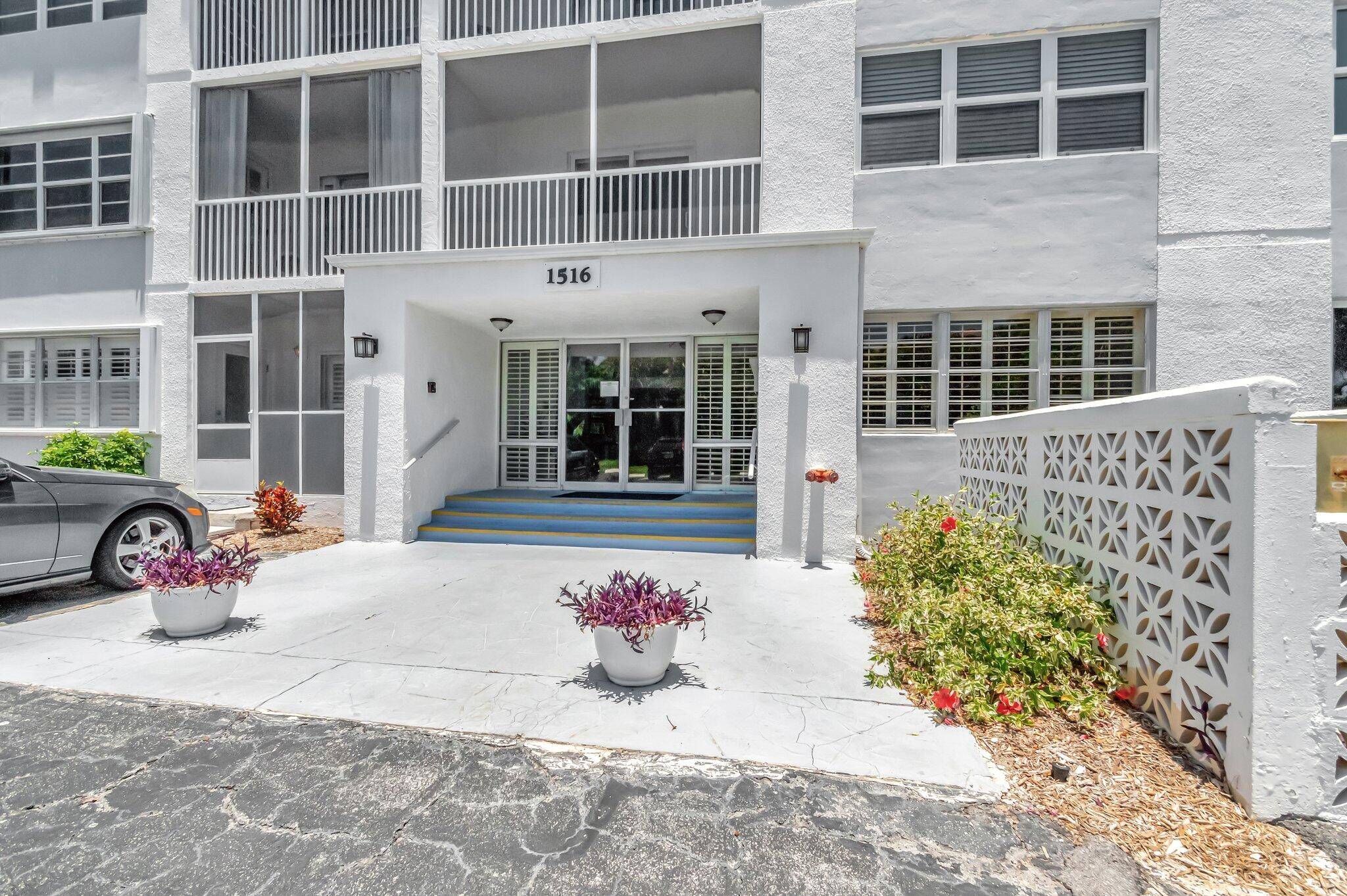 Welcome to Palm Lake Your Waterfront Retreat in the Heart of Palm Beach County !