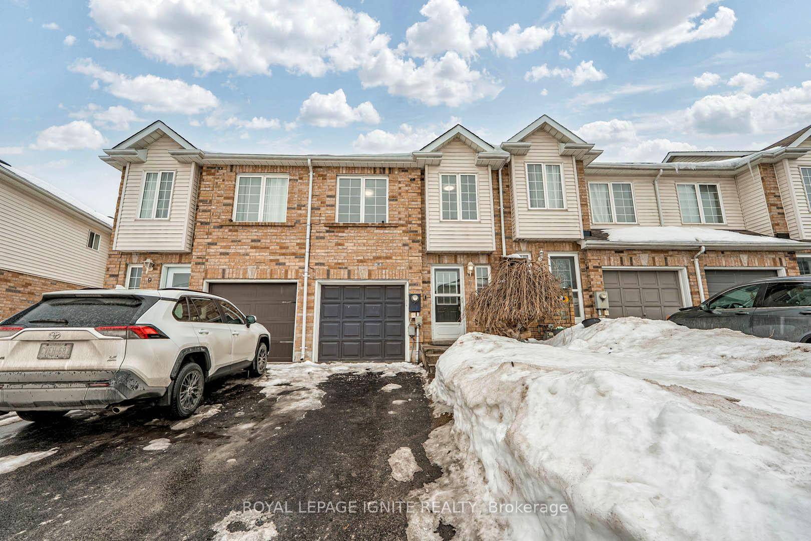 This stunning 3 bdrm Freehold town house is located in a peaceful Court heart of Bradford.