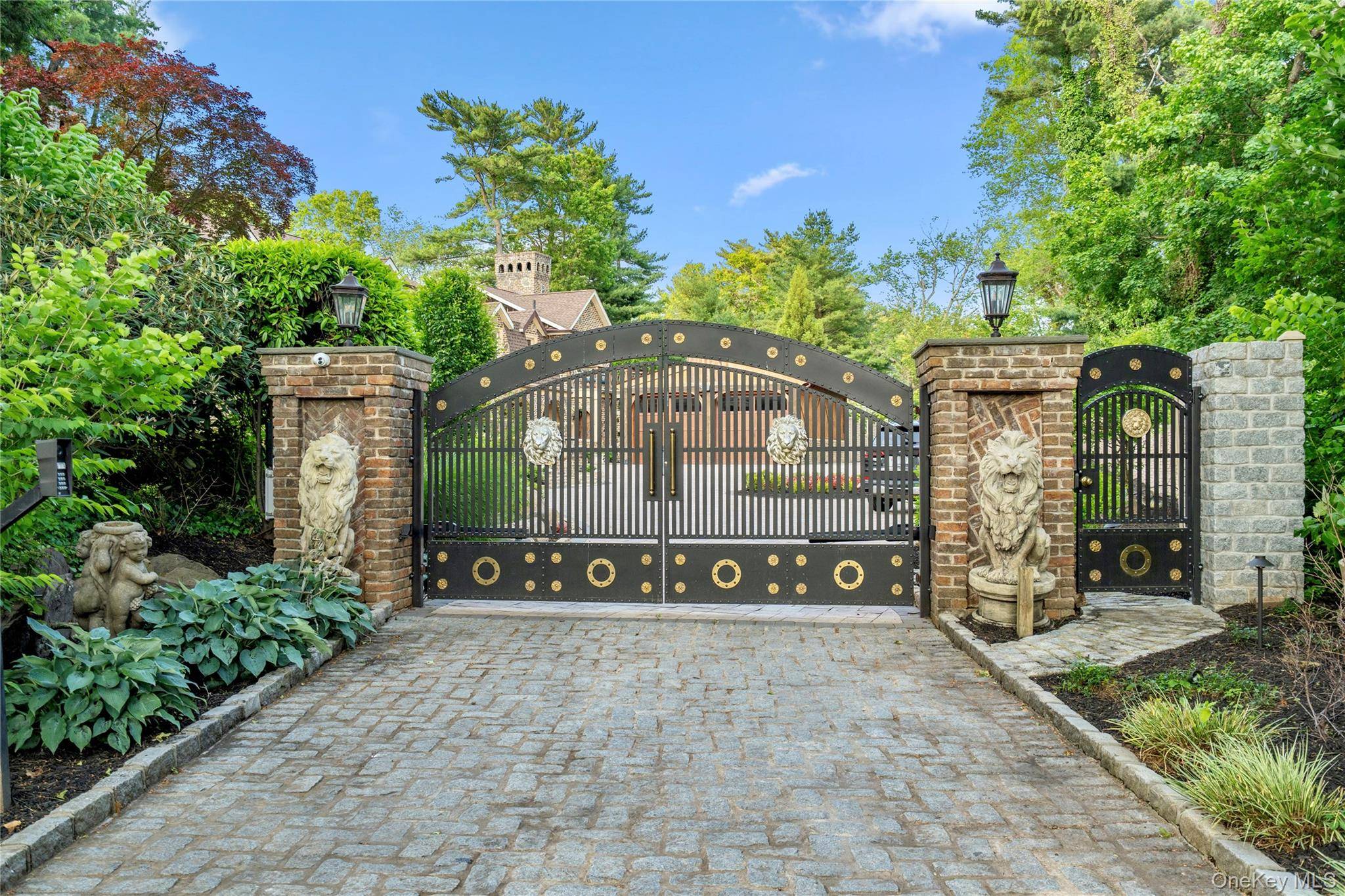 Welcome to this beautiful estate where you will be drenched in luxury and convenience.