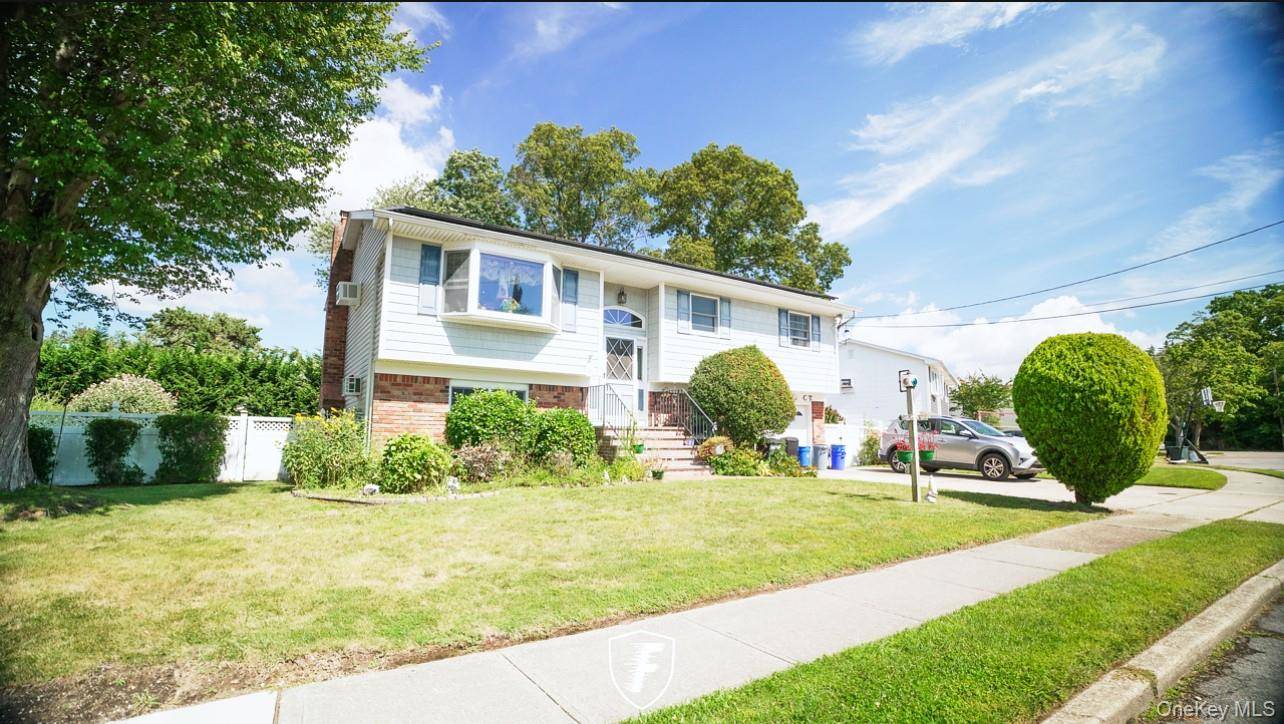 Beautifully maintained Hi Ranch located in the Babylon Village School District on a 70 x 100 level lot.