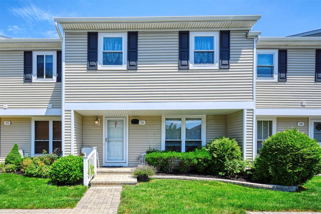 Welcome to your serene retreat at The Yacht Club, a sought after waterfront 24 hour gated community in Island Park.