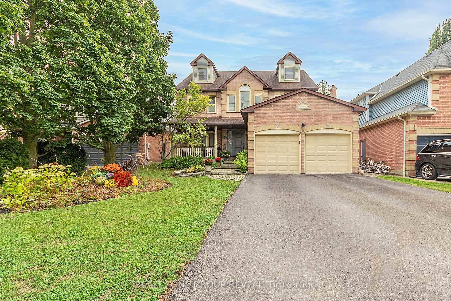 Located on a quiet cul de sac in the exclusive Queens Common neighbourhood, this 4 2 bedrooms, 5 bath, 2 full kitchens detached home offers flexible space for multi generational ...