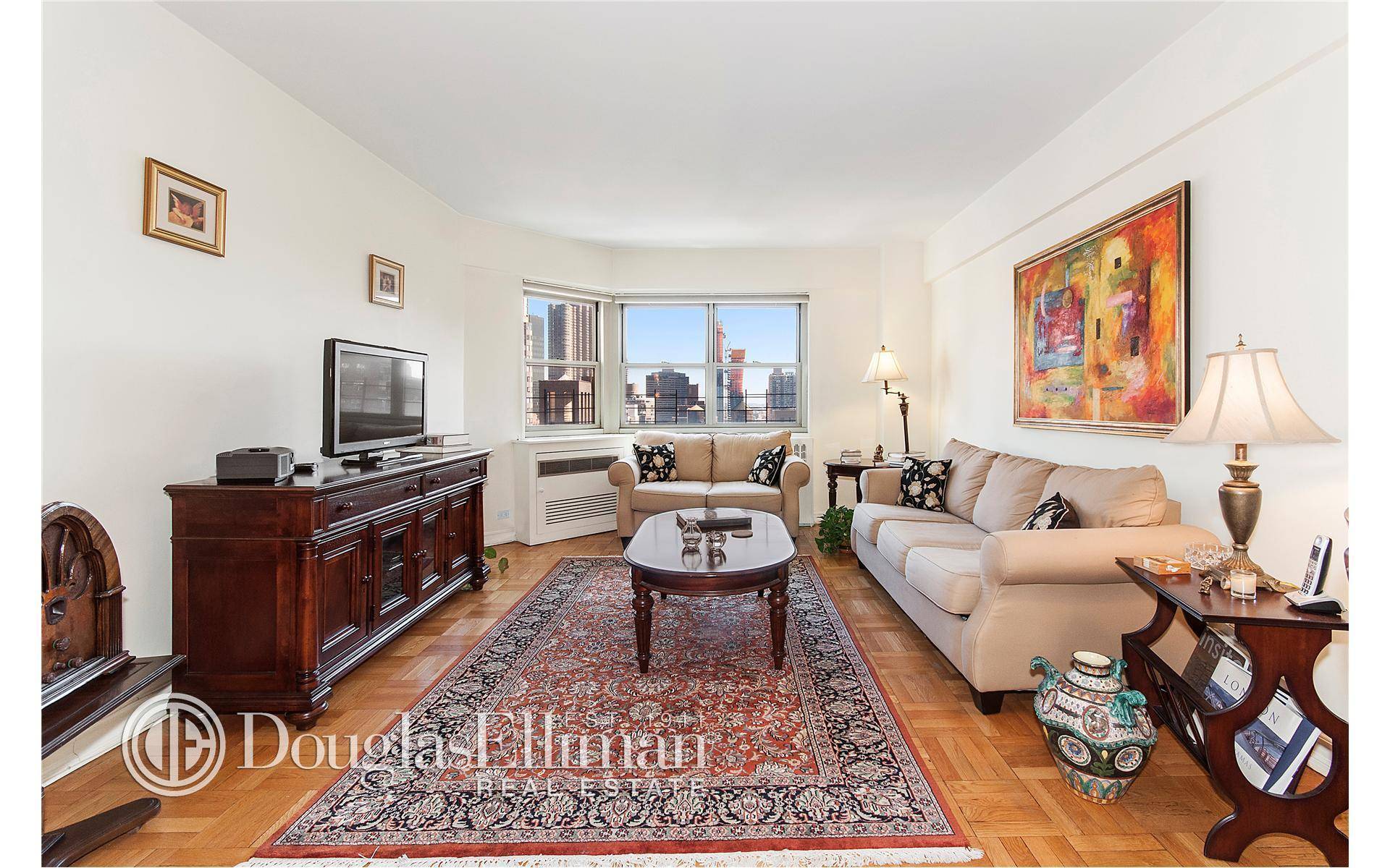 This is a sunny and spacious high Floor one bedroom home.