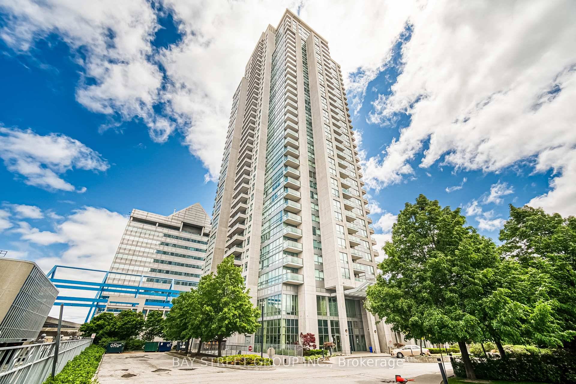 Exceptional corner unit in luxury Monarch condo penthouse series Bright amp ; spacious 9' ceiling Floor to ceiling windows 2 walk out to open balcony Breathtaking view with iconic CN ...