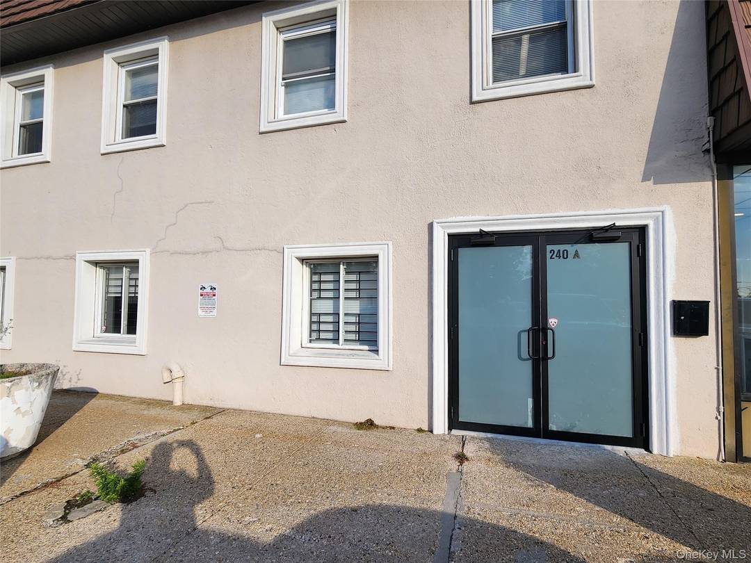 For lease a beautifully renovated 2, 000 sq.