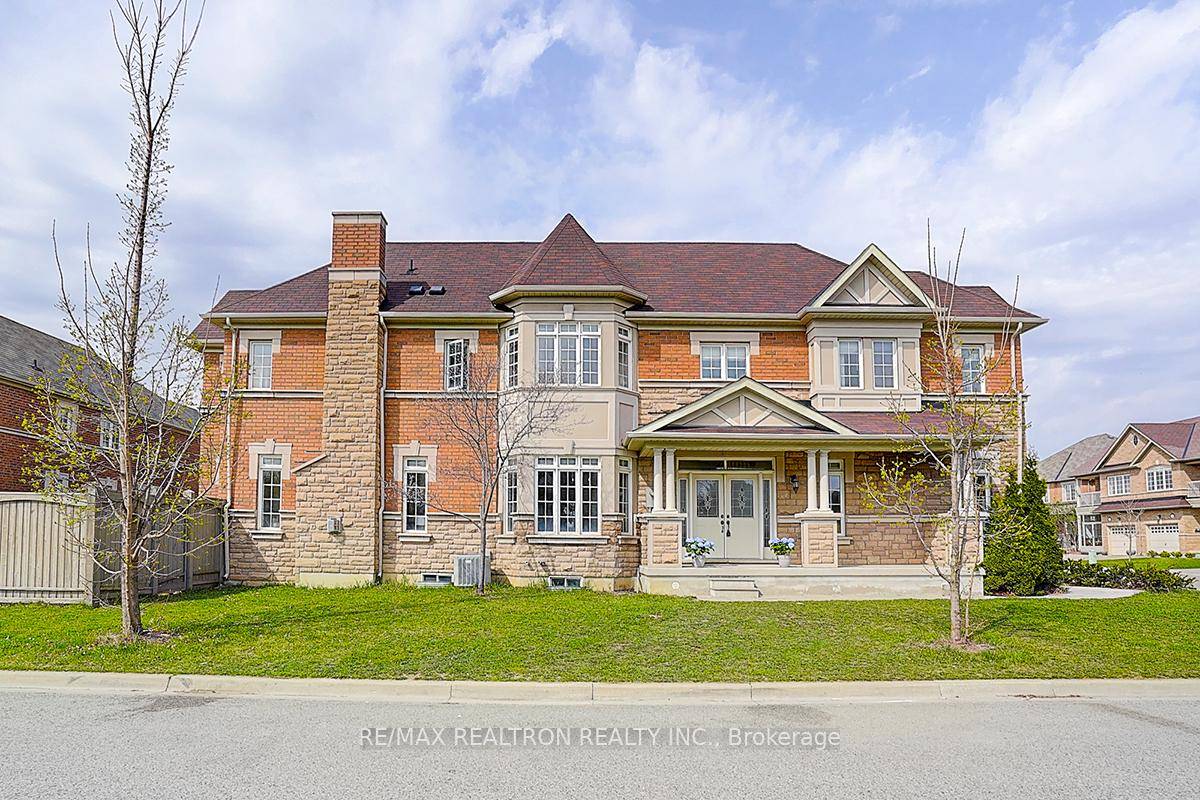 Spacious amp ; Bright Corner Townhouse in a High Demand Location !