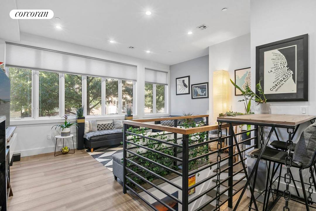 Ispica Astoria is a boutique condominium on a tree lined block in the heart of Astoria, just off 30th Avenue and steps from the neighborhood's best restaurants, cafés, and bars.