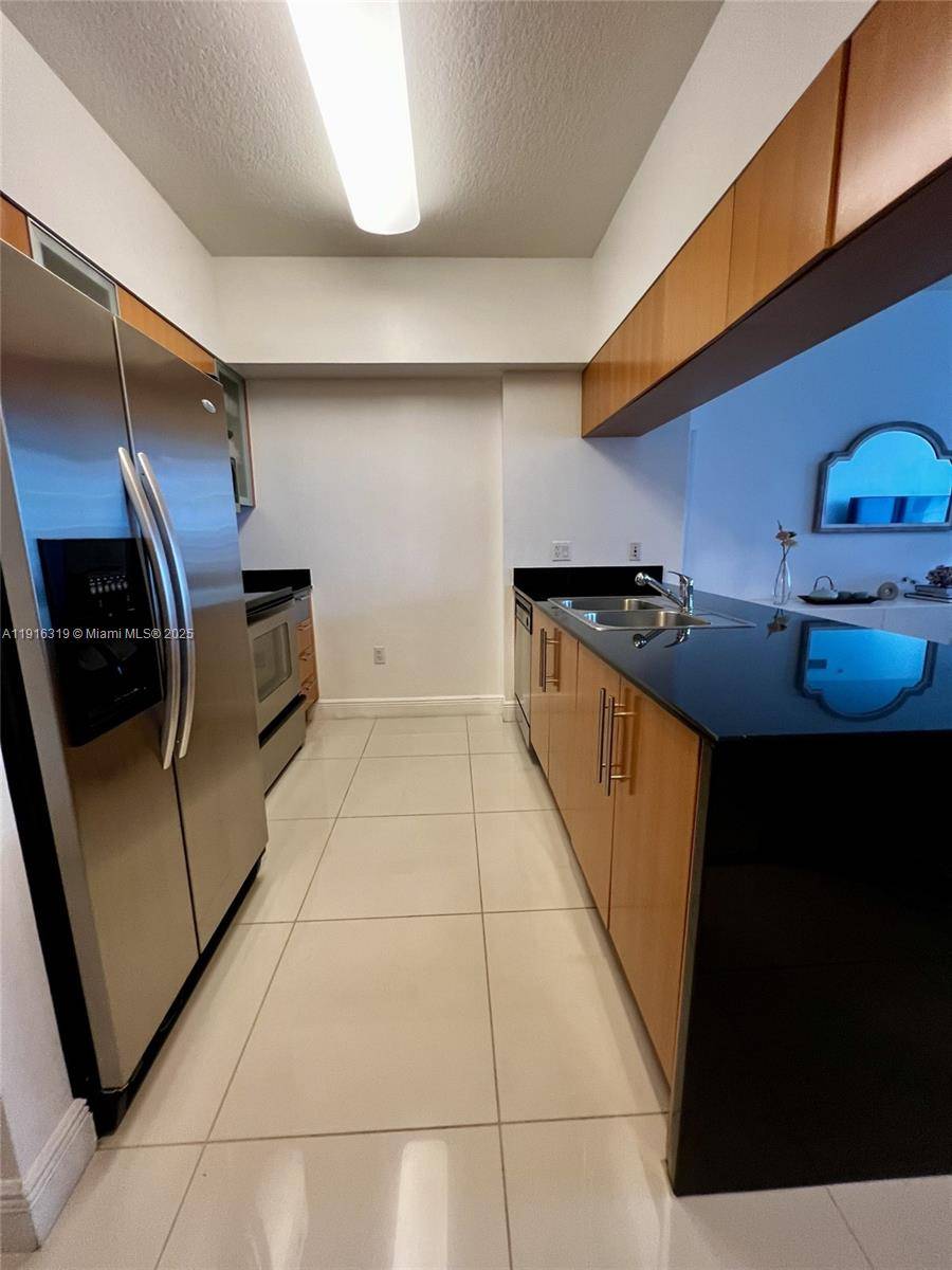 Beautiful 1 bedroom 1 bath condo, tile flooring and carpet, granite countertop and SS appliances.