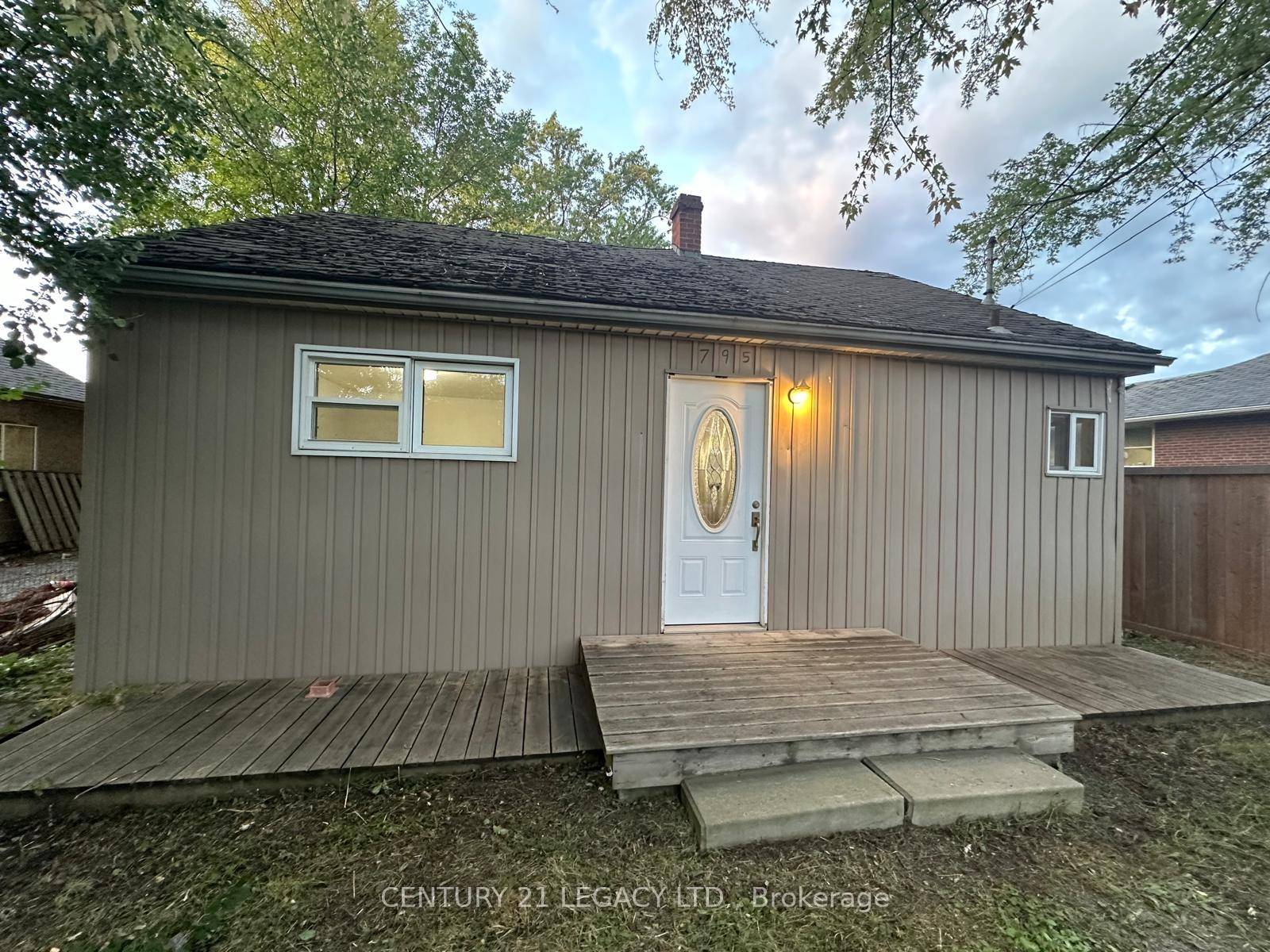 2 Bedroom 1 bathroom house available for lease.
