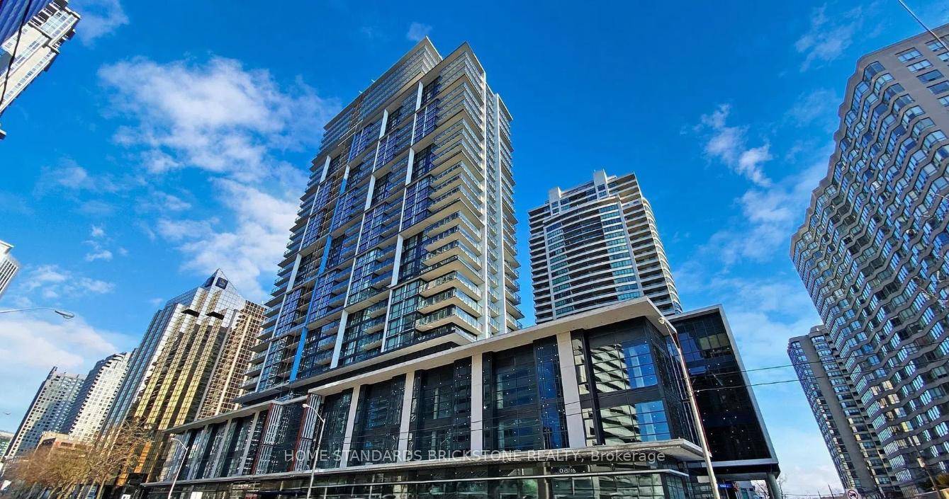 Location ! Location ! New Pearl Place Condominiums !