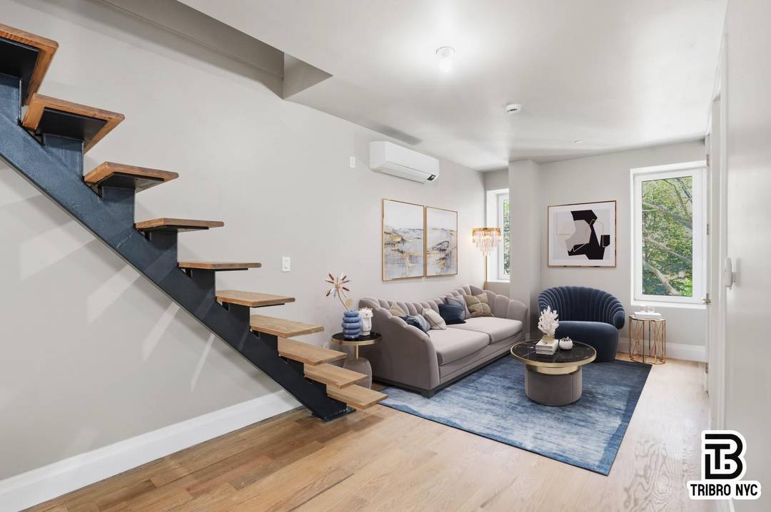 Massive 4BR 2BA Duplex Home with In Unit Washer amp ; DryerDiscover the perfect blend of space, comfort, and modern design in this beautifully appointed 4 bedroom, 2 bathroom residence.