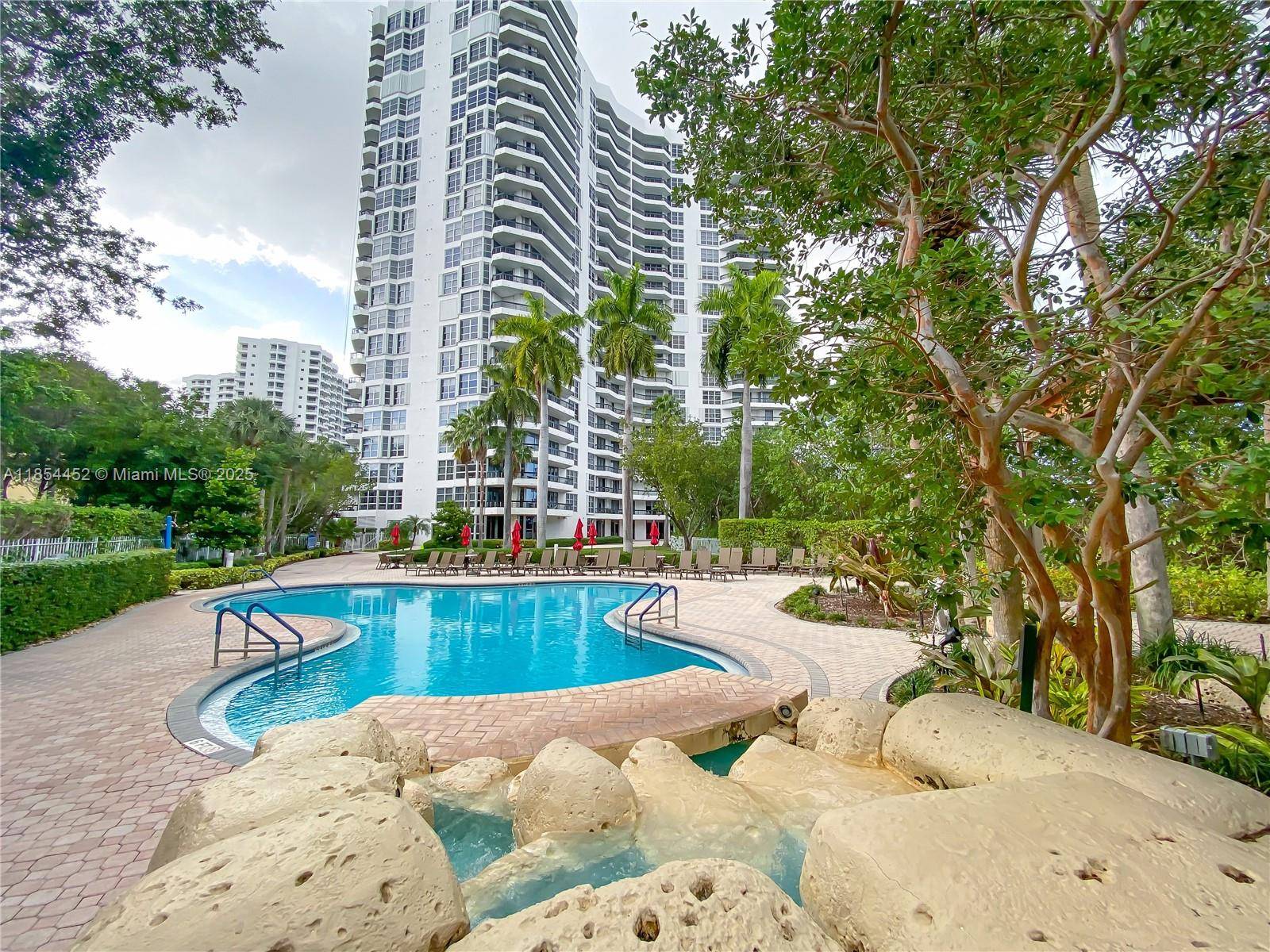 Beautiful lower penthouse unit overlooking the Turnberry Golf Course with a spectacular view !