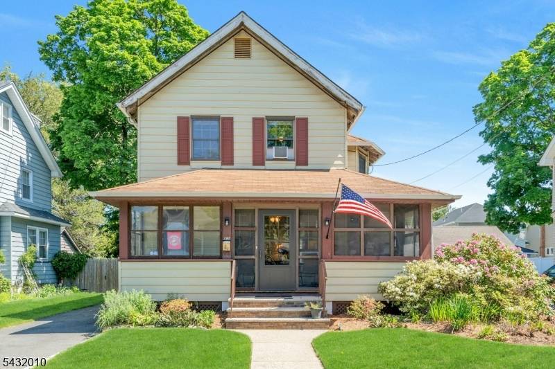 Amazing location ! Nestled in a fantastic neighborhood in the heart of Bergen County, this 3 bedroom, 2 full bath Colonial home has provided joy and comfort to the same ...