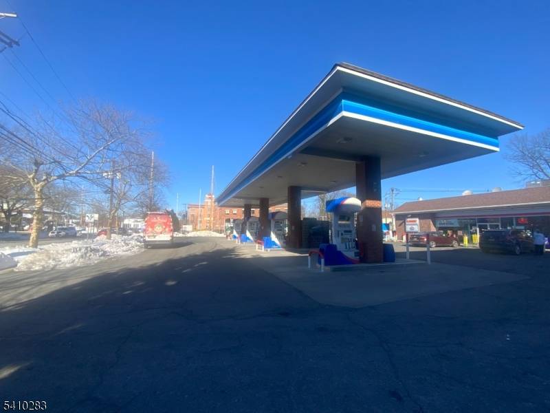 Convenient store with gas station for sale, real estate and Dunkin business not included on the sale, approx.