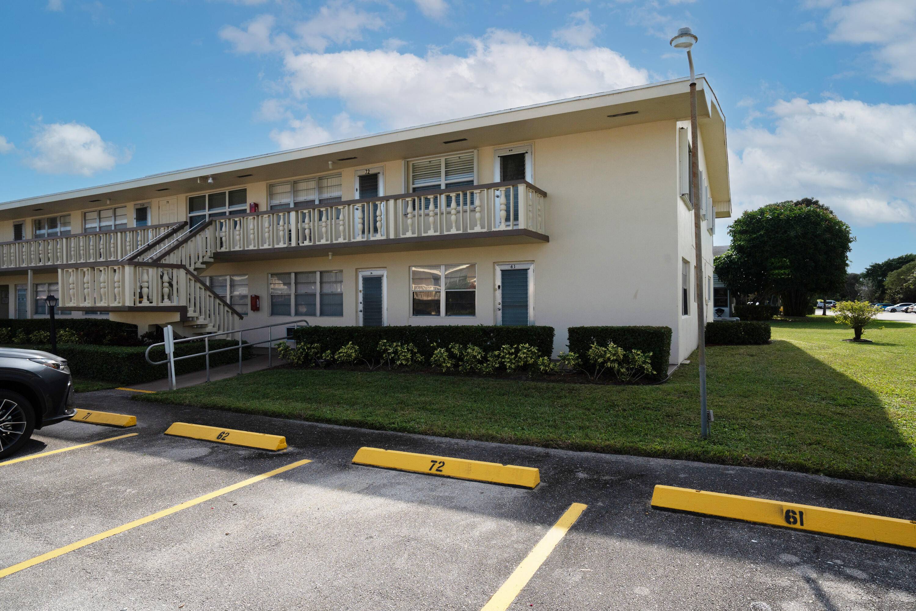 Well maintained and updated corner unit.