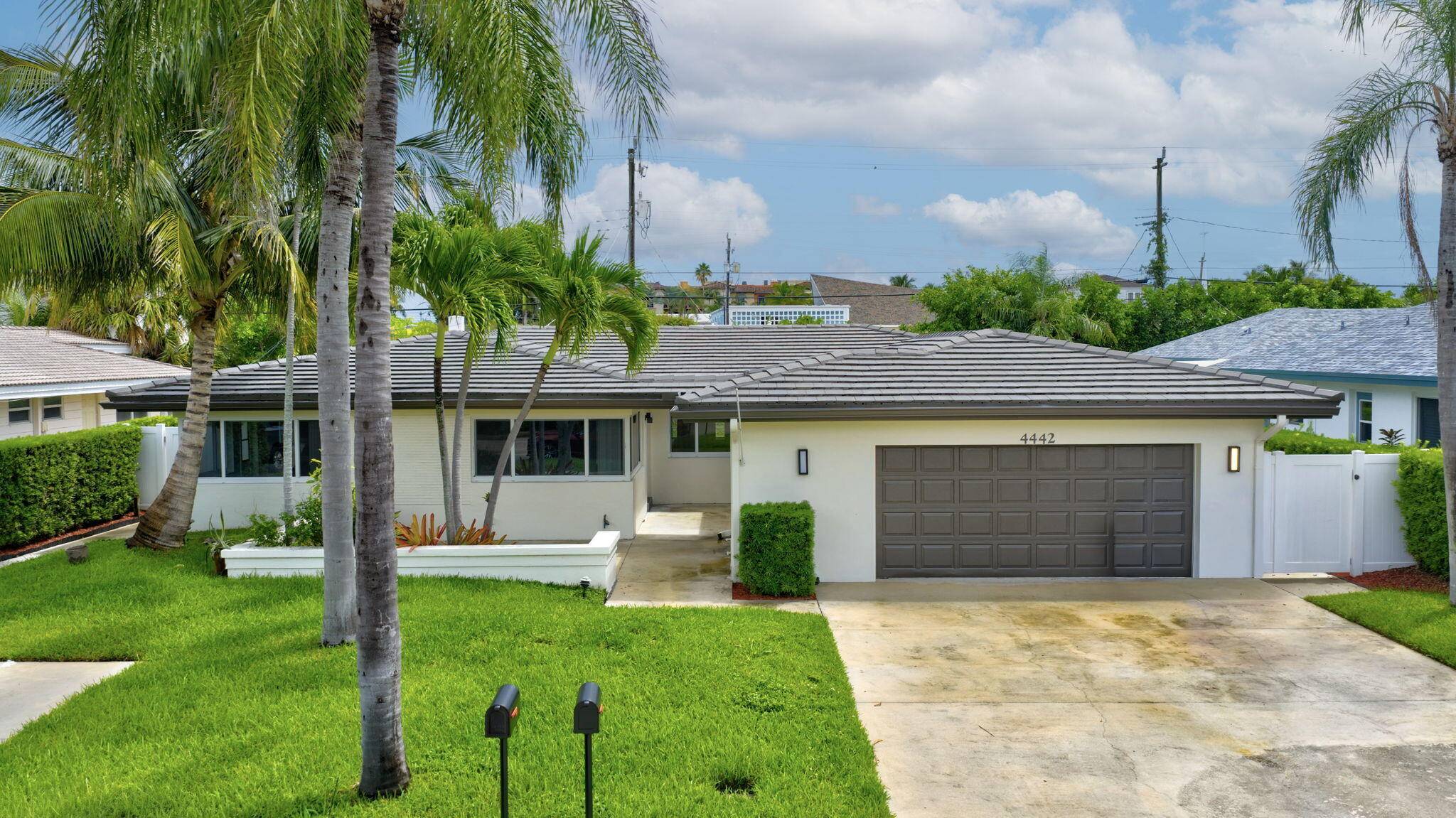 Just minutes to the beach, this bright 2 bedroom, 2 bath duplex to the right of the building offer comfortable living in a quiet neighborhood.