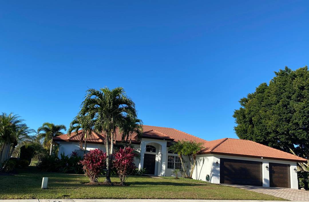 Available 5 1 2026. Fully furnished home with 5 Bedrooms, 3 full baths, 3 car garage and private screened patio with propane heated pool and spa.