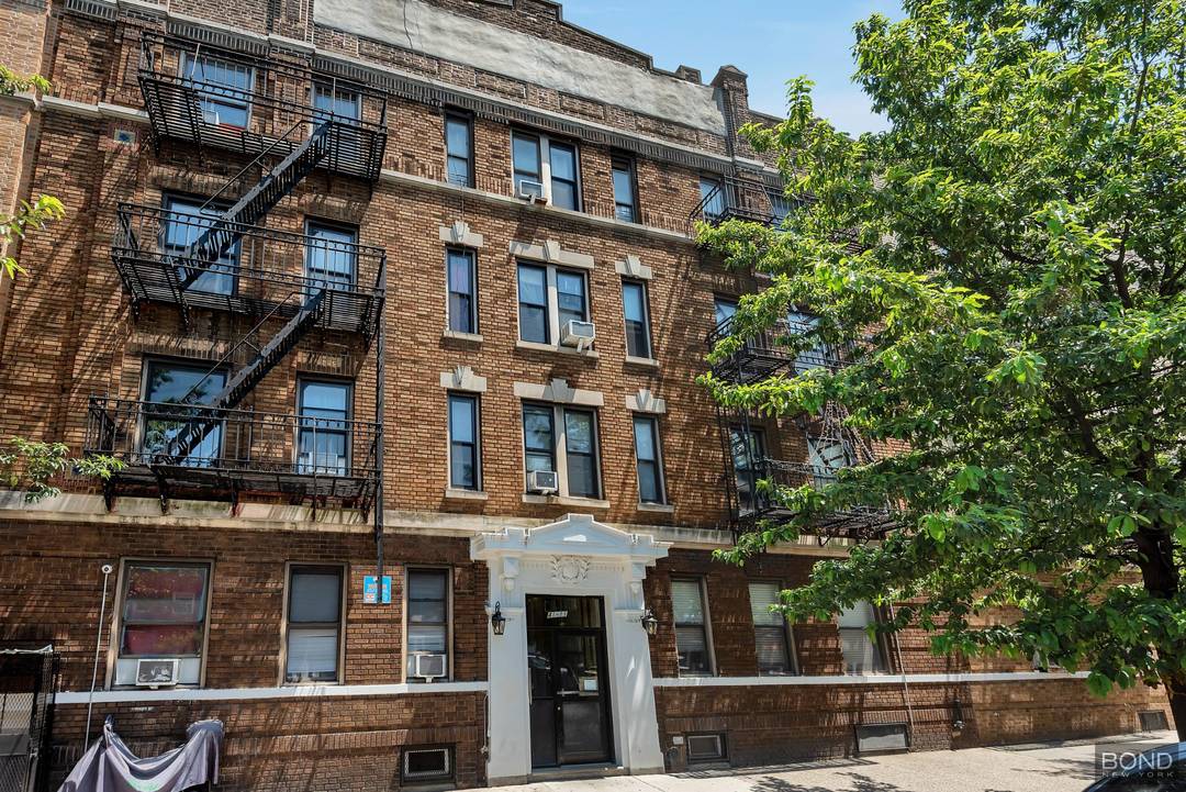 Exclusive Prime Astoria Investment Opportunity Exceptional 23 Unit Multifamily Building For Sale Now available a rare, producing asset in the heart of Astoria, one of Queens most dynamic and in ...