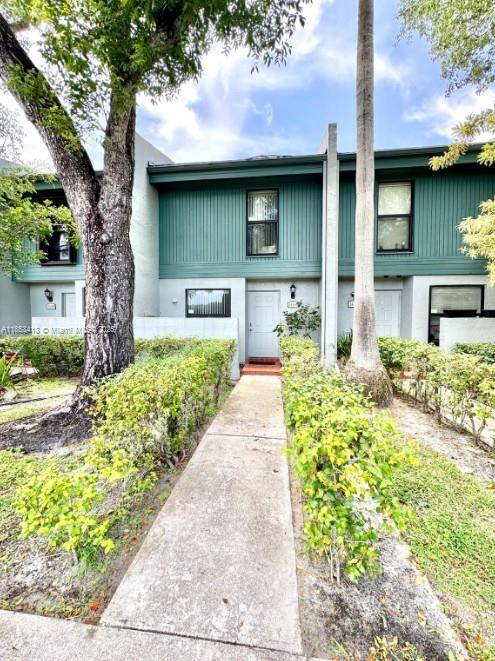 Townhouse in Pembroke Pines with 2 bedrooms, 2.