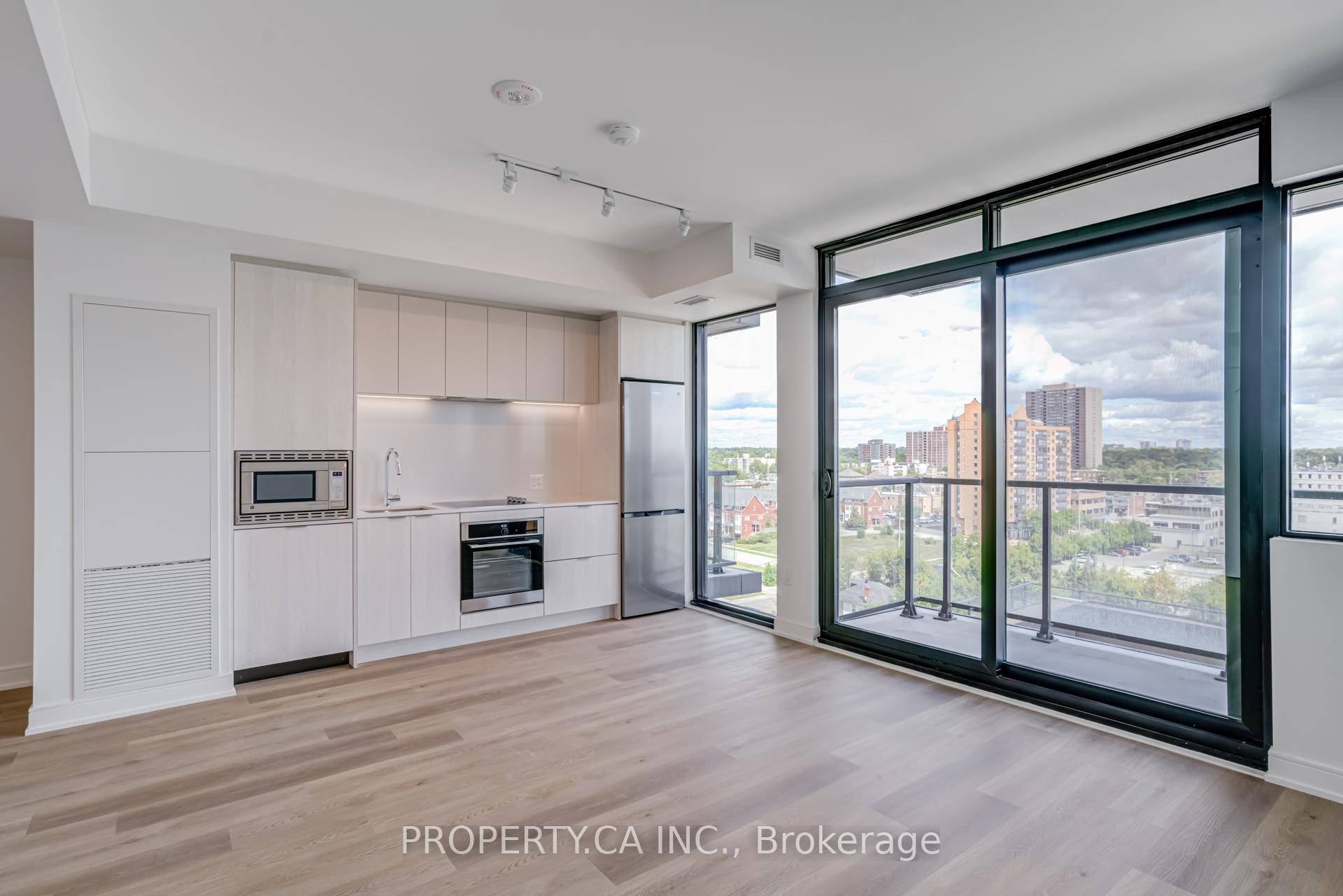 Experience a spacious bachelor unit that is situated in the vibrant Cooksville area.