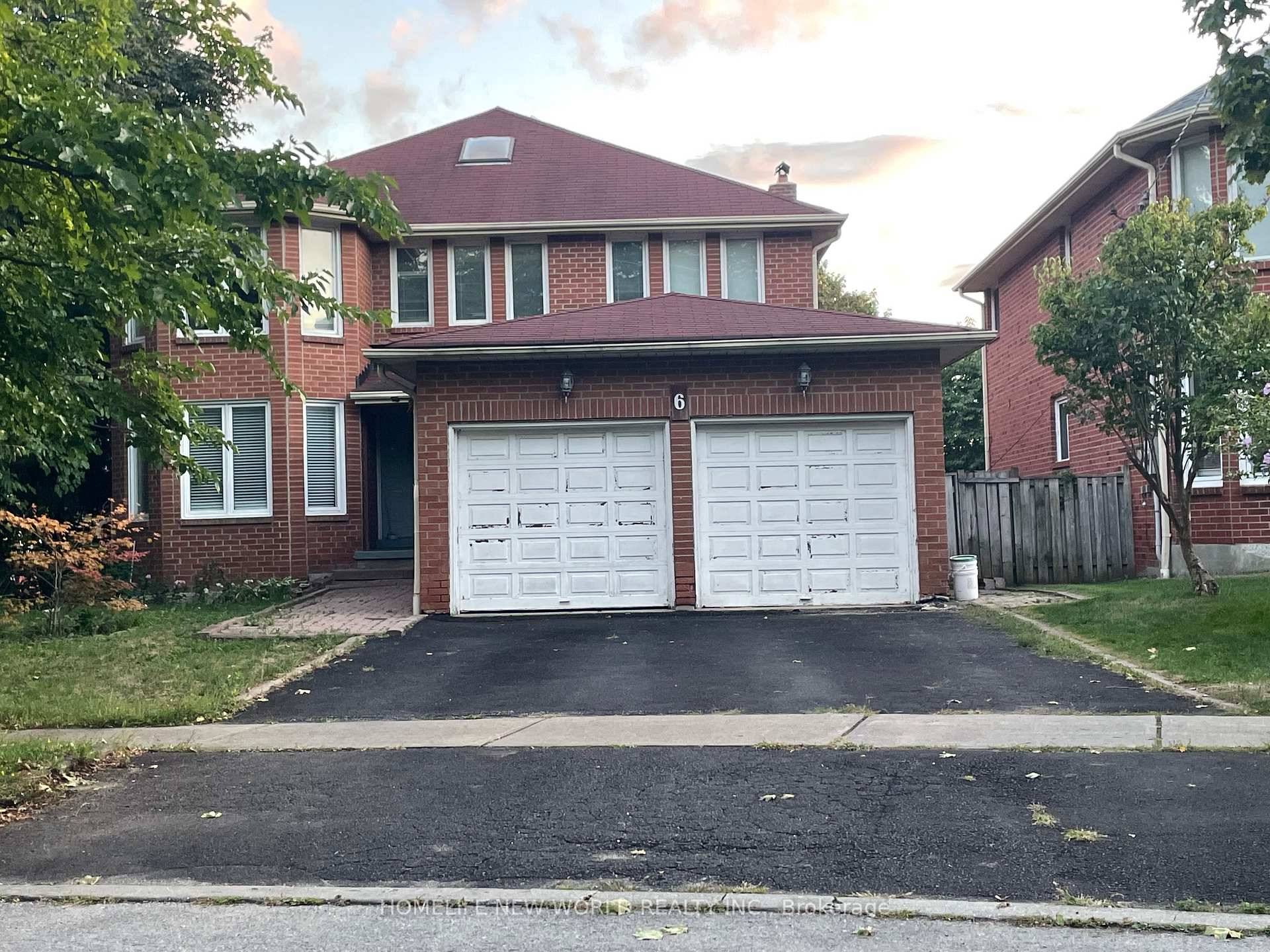Welcome to this family home in a quiet community !