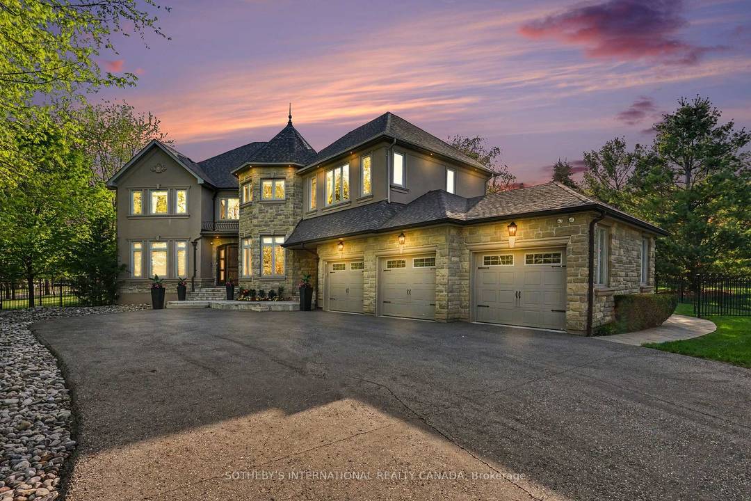 Beautiful custom built estate home located in one of King City's most exclusive communities.