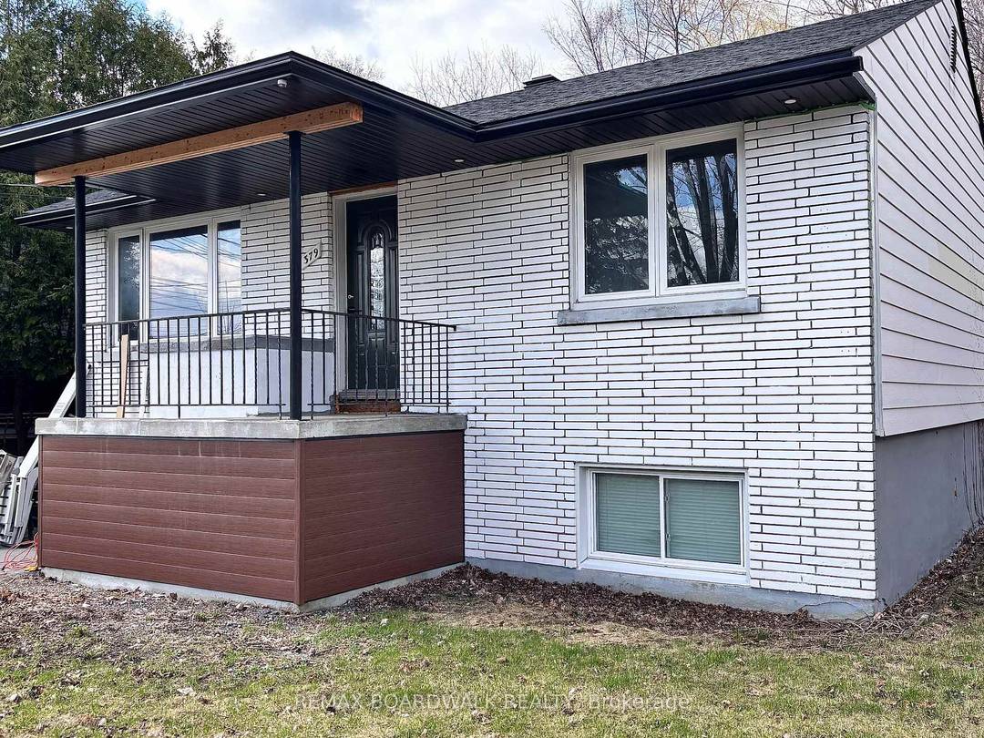 This well maintained duplex is ideally located on a quiet street with no rear neighbours.