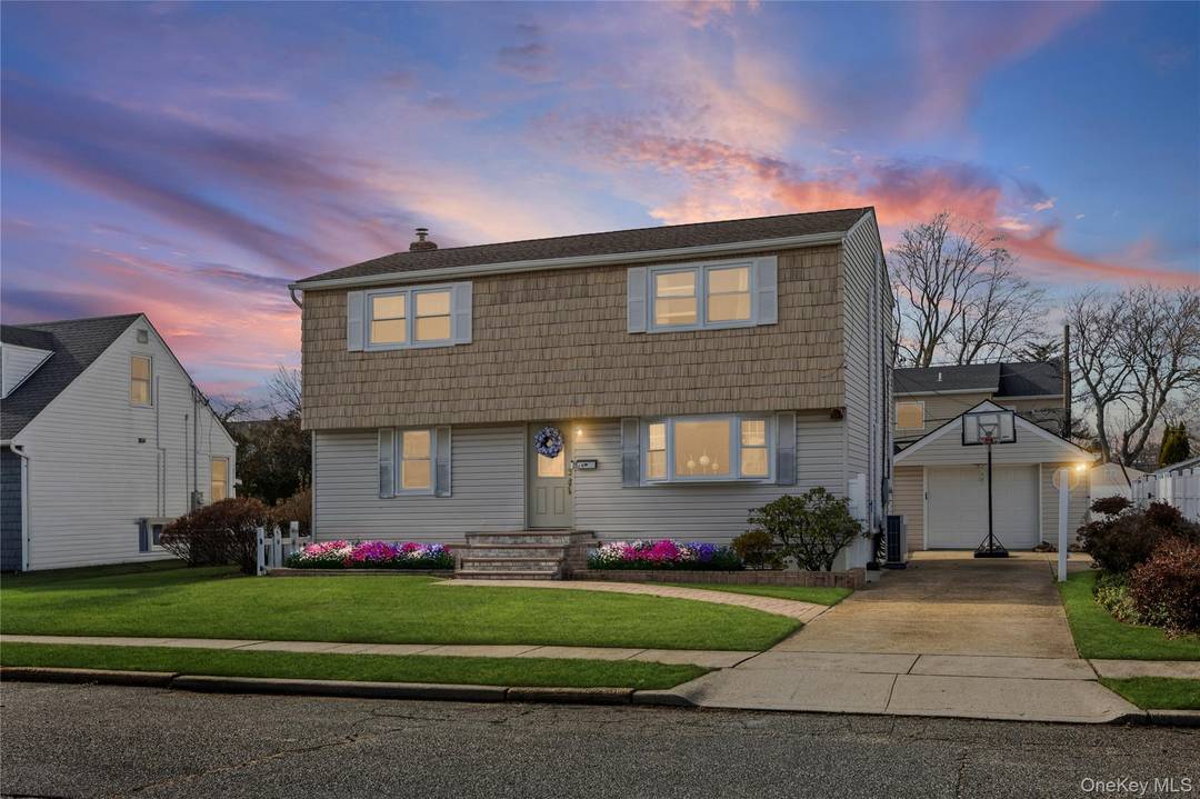 Welcome to 24 Ferndale Drive, Hicksville !