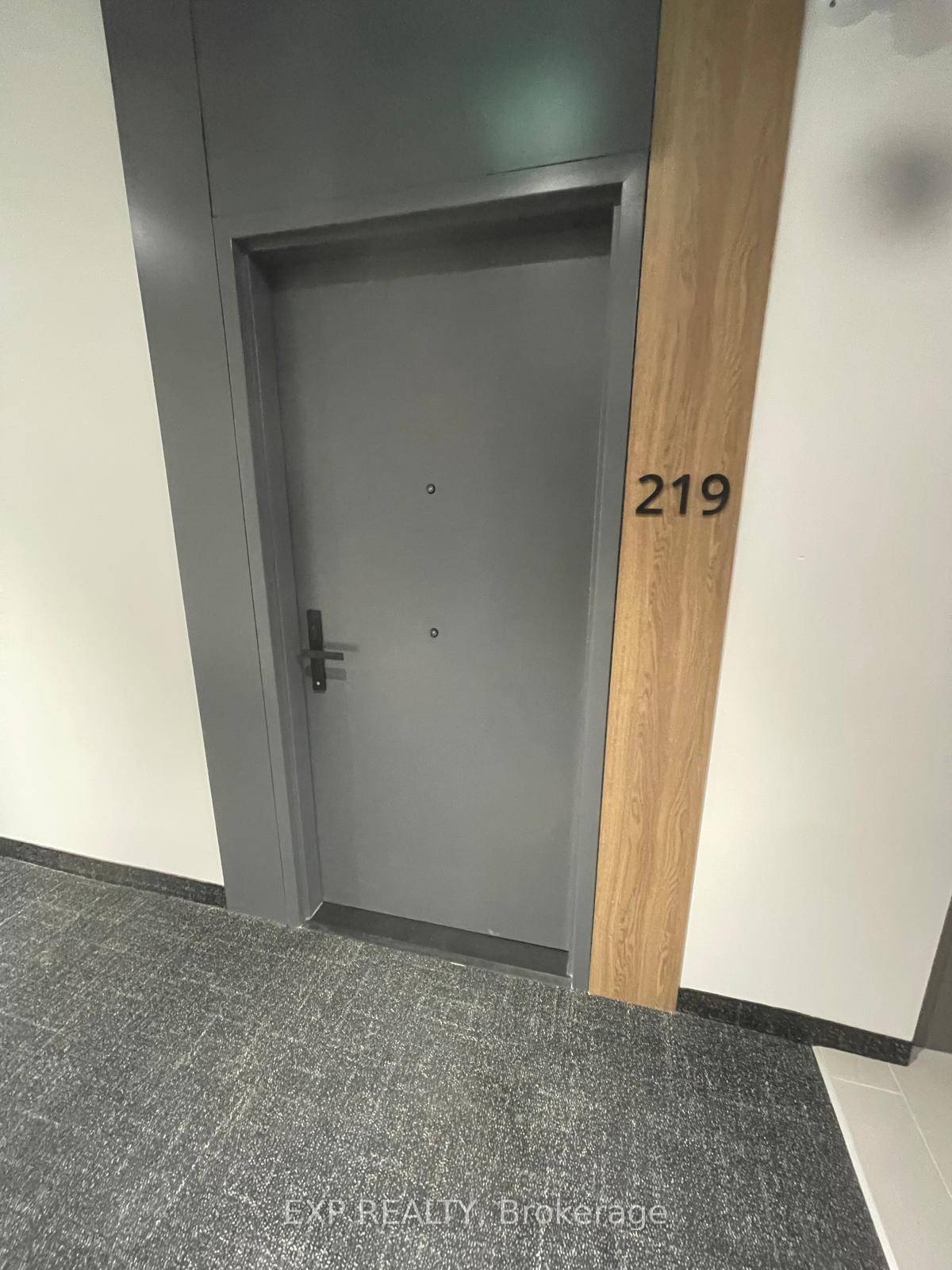 Experience stylish urban living in this beautifully designed 1 bedroom Den, 1 bathroom apartment at The Monterey in Ottawa's desirable Pineview neighborhood.