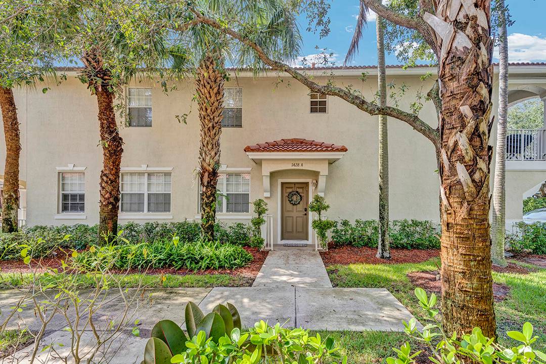 Motivated Seller Updated All Age Community Less than 9 miles to FAU Town Center Mall Less than 5 Miles to Downtown Delray The Beach Welcome to Bexley Park !