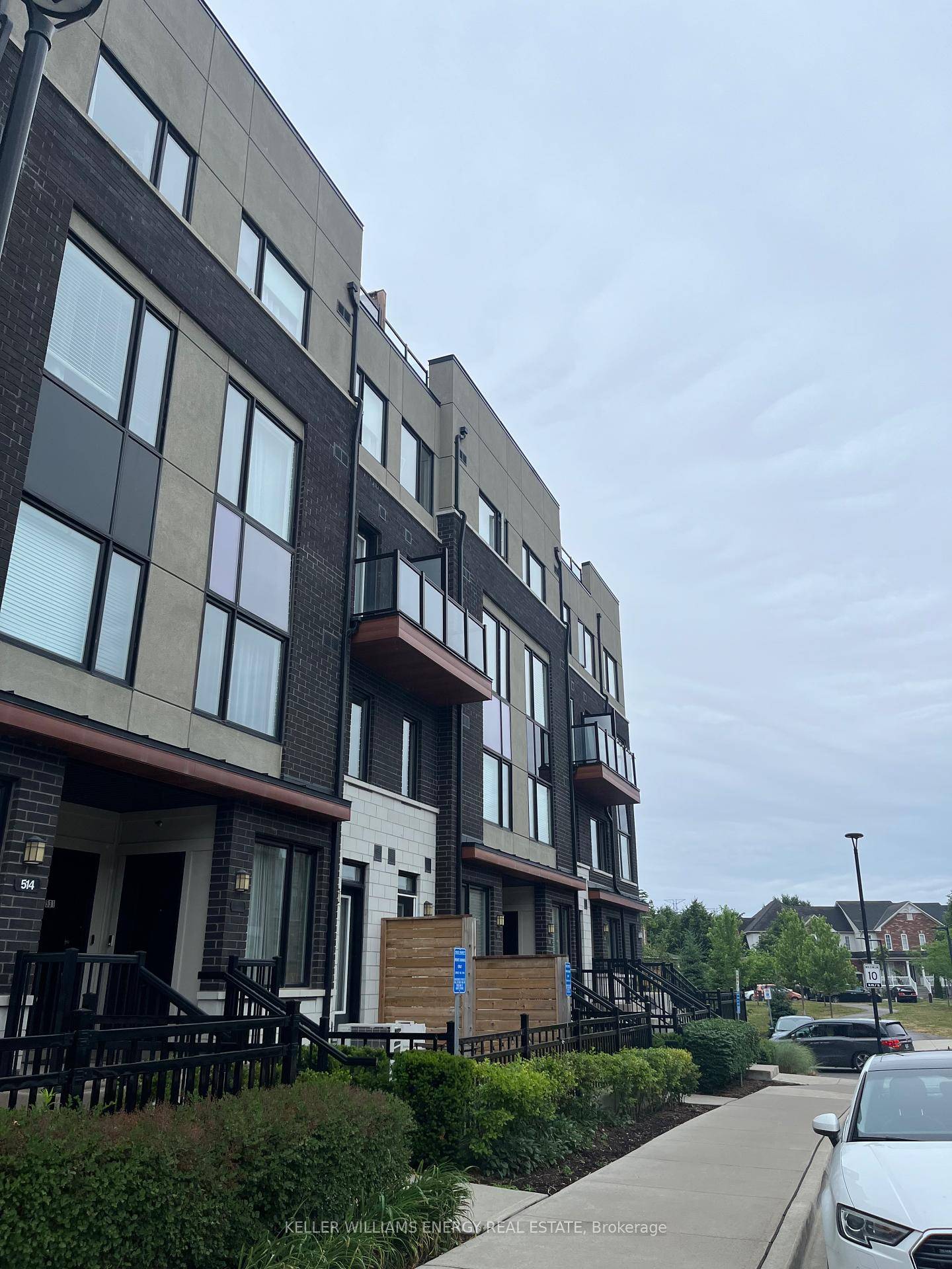Beautiful, Bright amp ; Spacious 2 Bedroom Condo Townhome In The Heart Of Pickering !